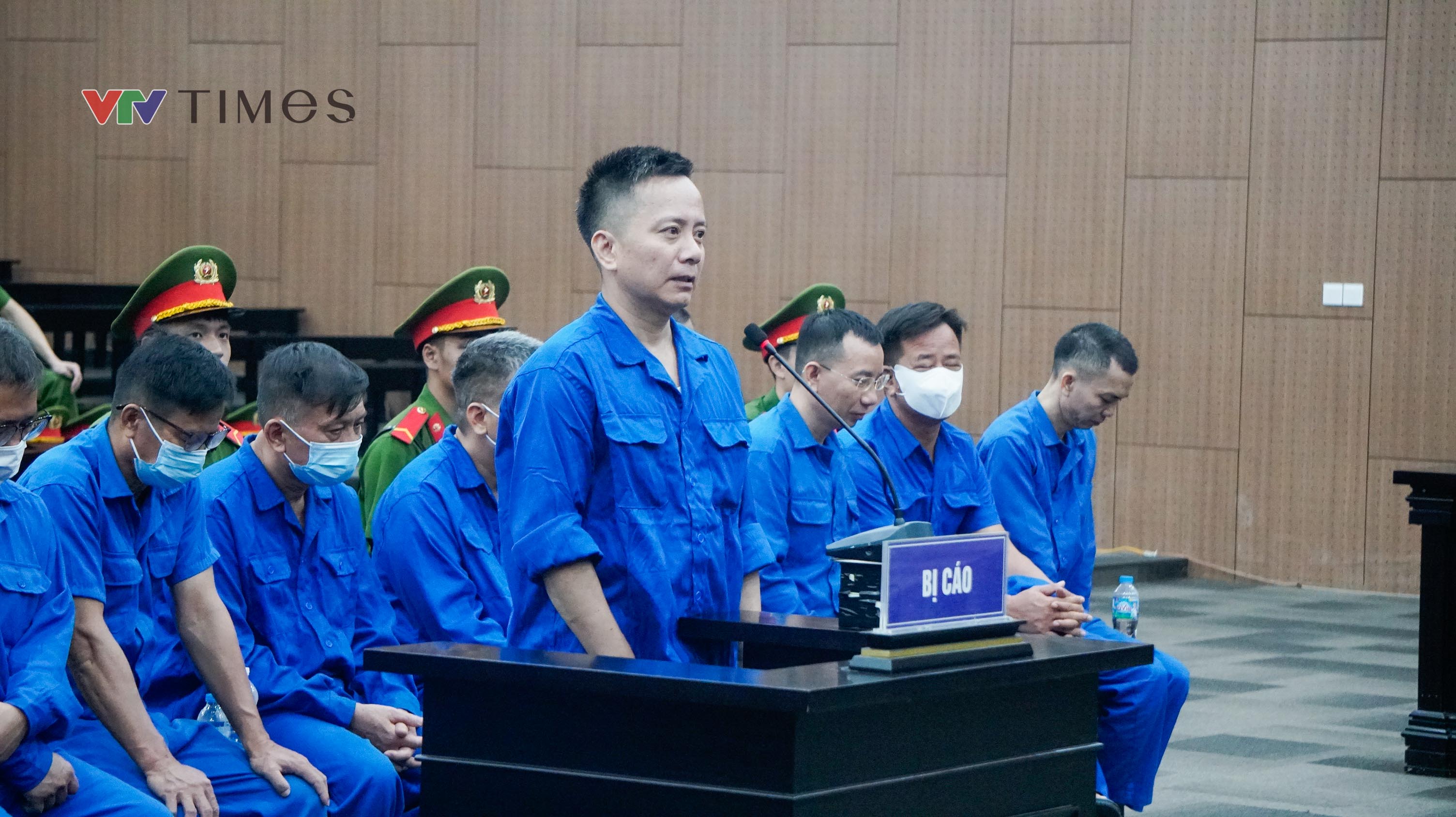 Cựu Thứ trưởng Nguyễn B&aacute; Hoan hầu t&ograve;a vụ nhận hối lộ hơn 16 tỷ đồng - Ảnh 12.