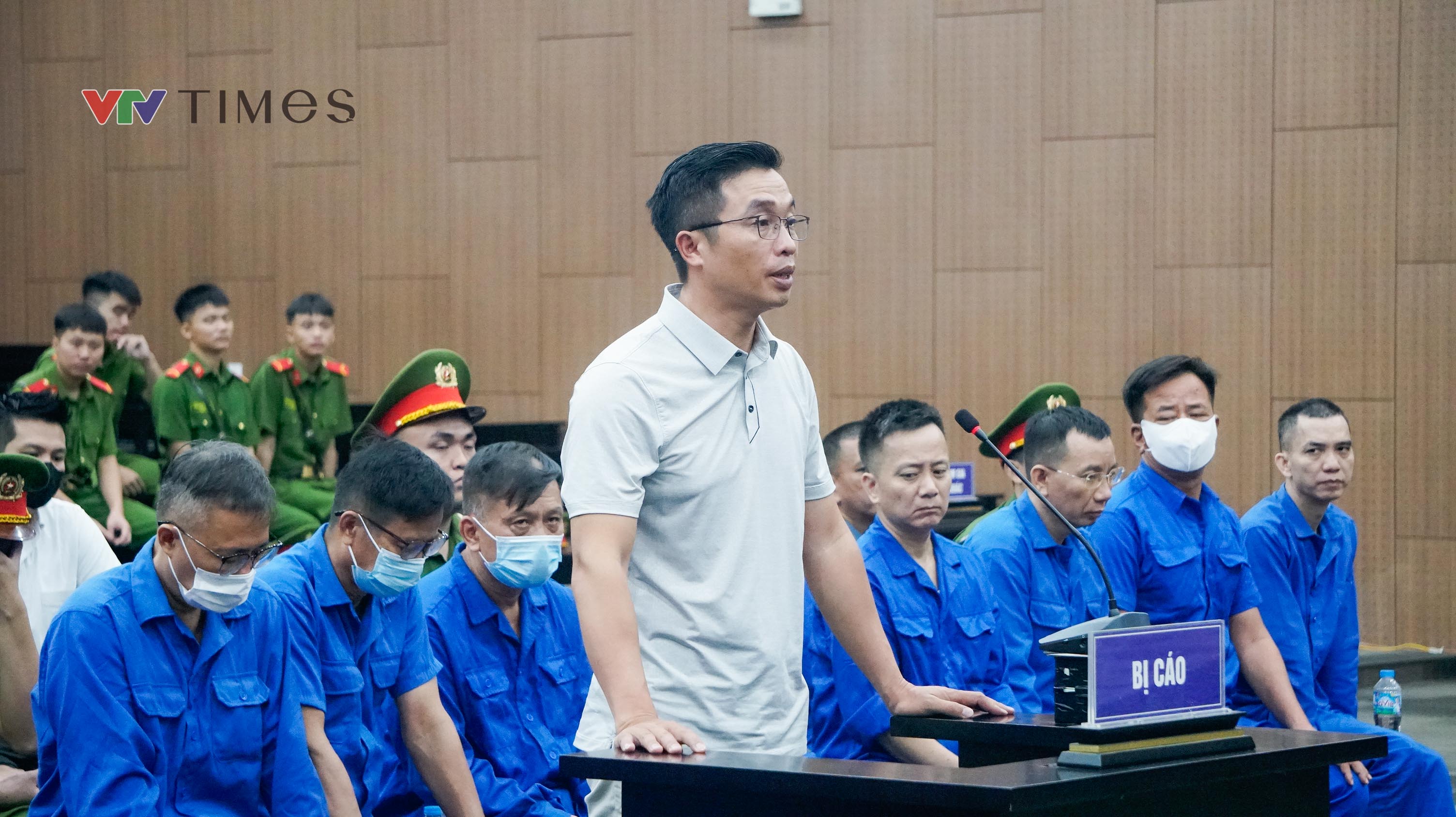 Cựu Thứ trưởng Nguyễn B&aacute; Hoan hầu t&ograve;a vụ nhận hối lộ hơn 16 tỷ đồng - Ảnh 20.