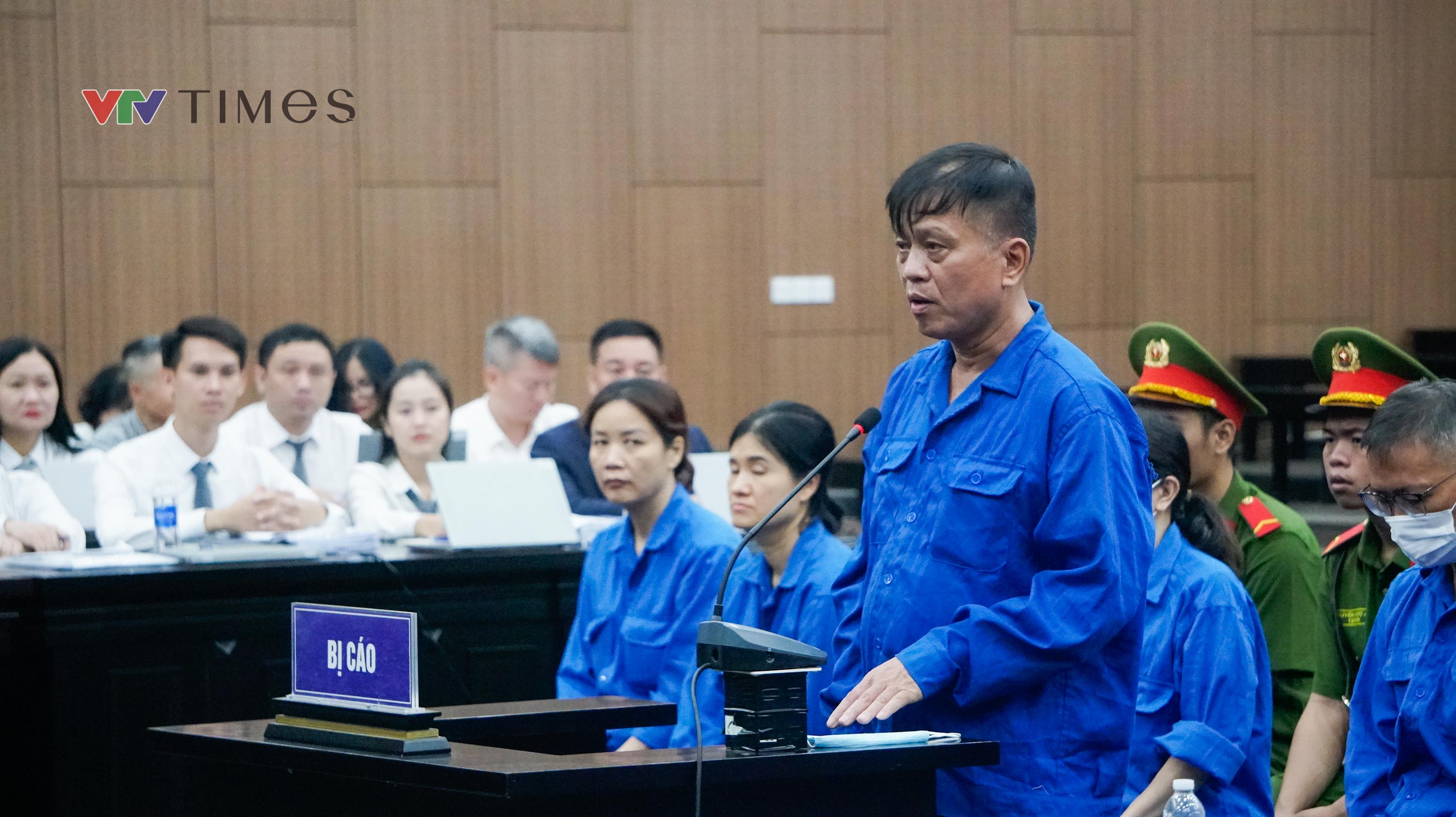 Cựu Thứ trưởng Nguyễn B&aacute; Hoan hầu t&ograve;a vụ nhận hối lộ hơn 16 tỷ đồng - Ảnh 4.