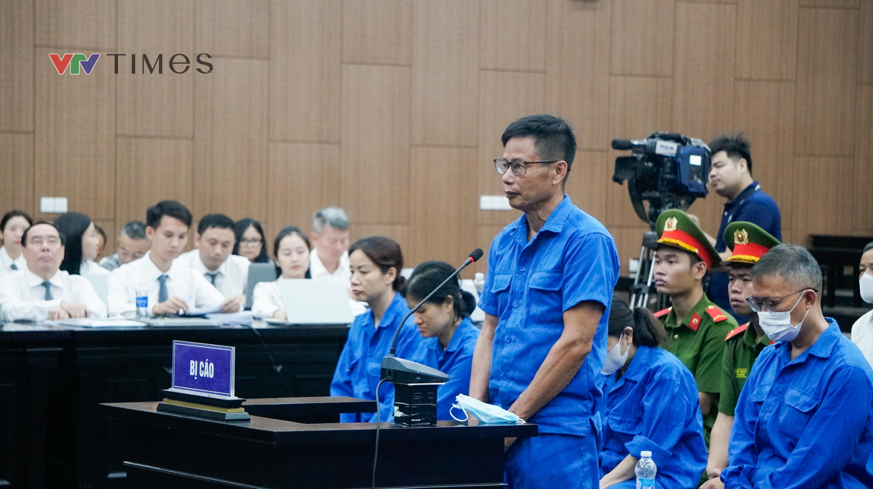 Cựu Thứ trưởng Nguyễn B&aacute; Hoan hầu t&ograve;a vụ nhận hối lộ hơn 16 tỷ đồng - Ảnh 7.
