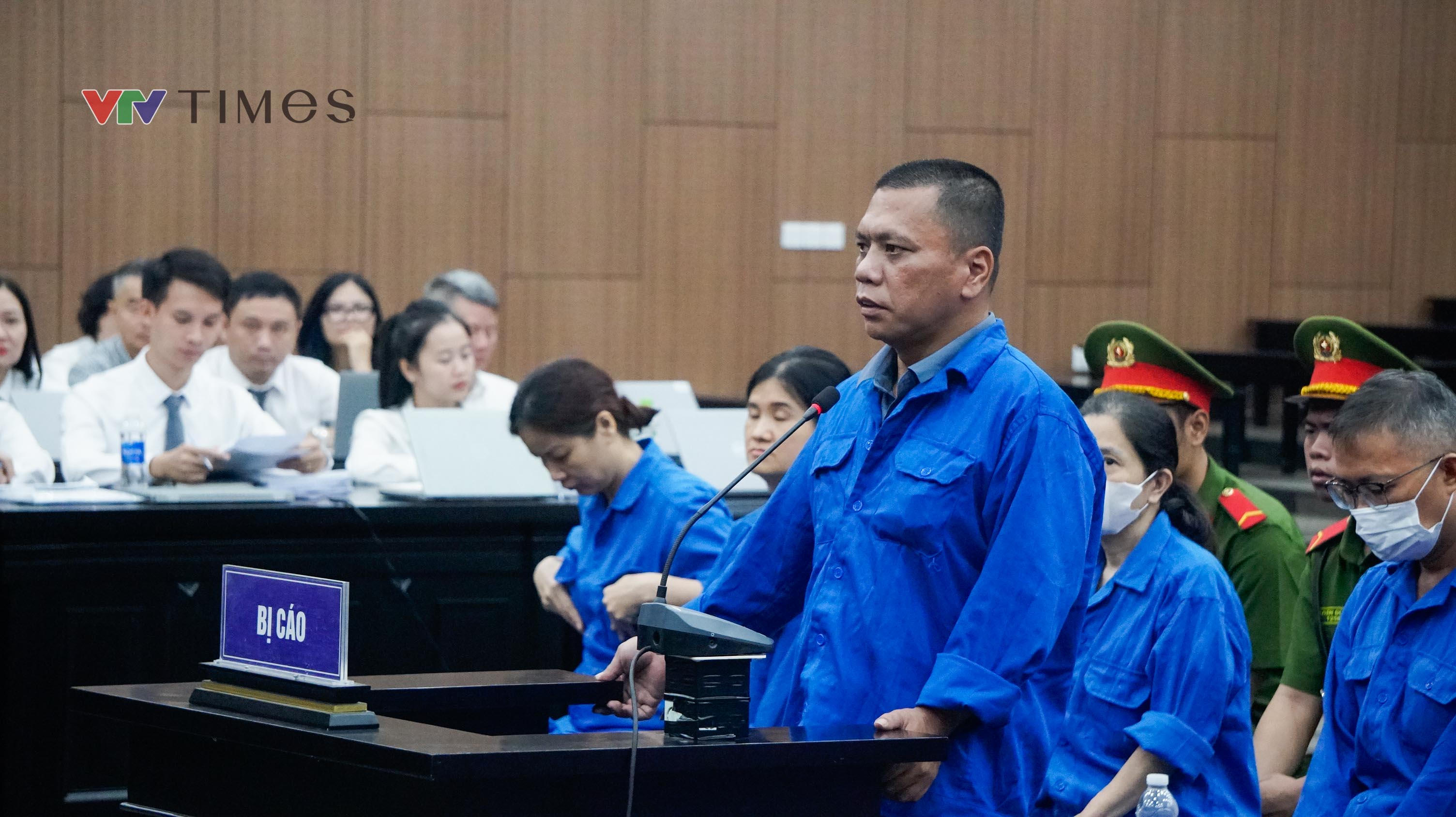 Cựu Thứ trưởng Nguyễn B&aacute; Hoan hầu t&ograve;a vụ nhận hối lộ hơn 16 tỷ đồng - Ảnh 18.