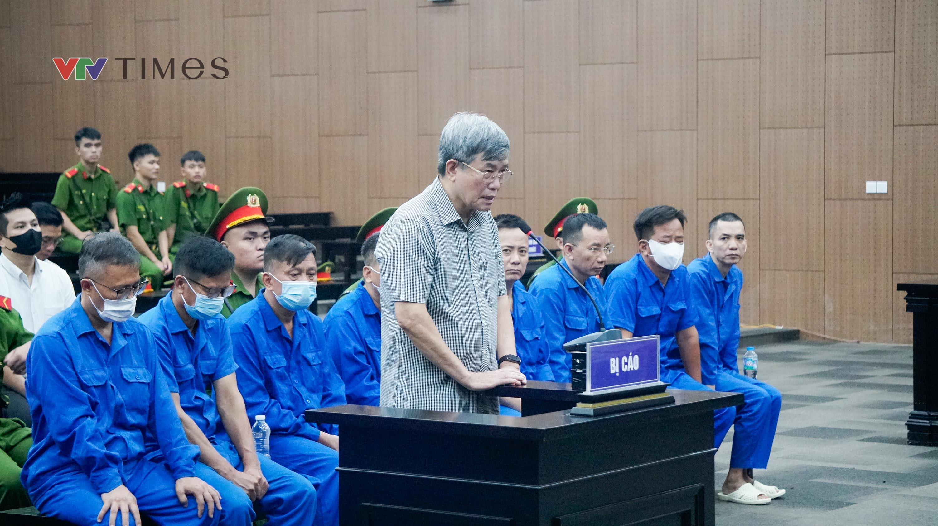 Cựu Thứ trưởng Nguyễn B&aacute; Hoan hầu t&ograve;a vụ nhận hối lộ hơn 16 tỷ đồng - Ảnh 17.