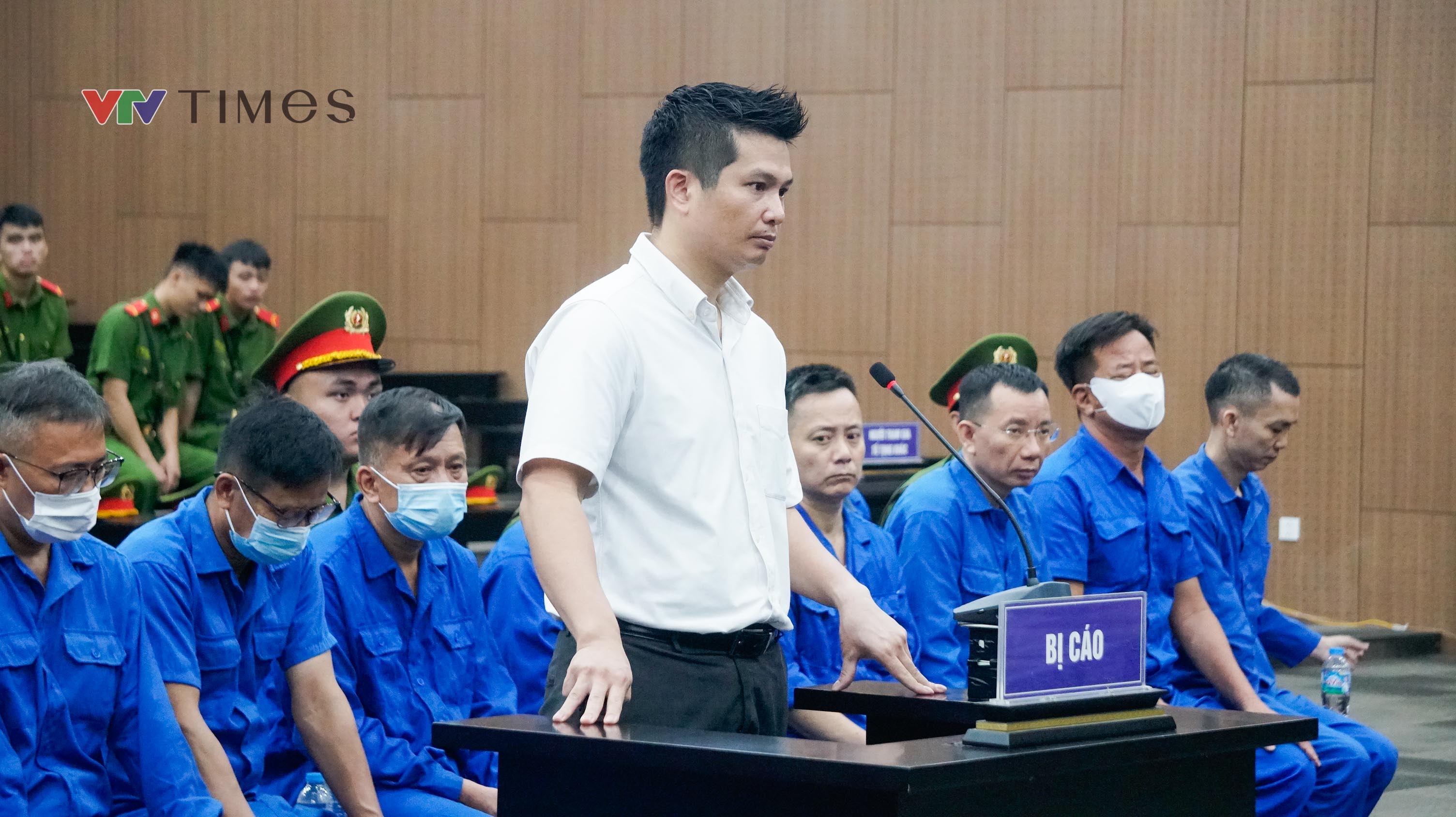 Cựu Thứ trưởng Nguyễn B&aacute; Hoan hầu t&ograve;a vụ nhận hối lộ hơn 16 tỷ đồng - Ảnh 16.