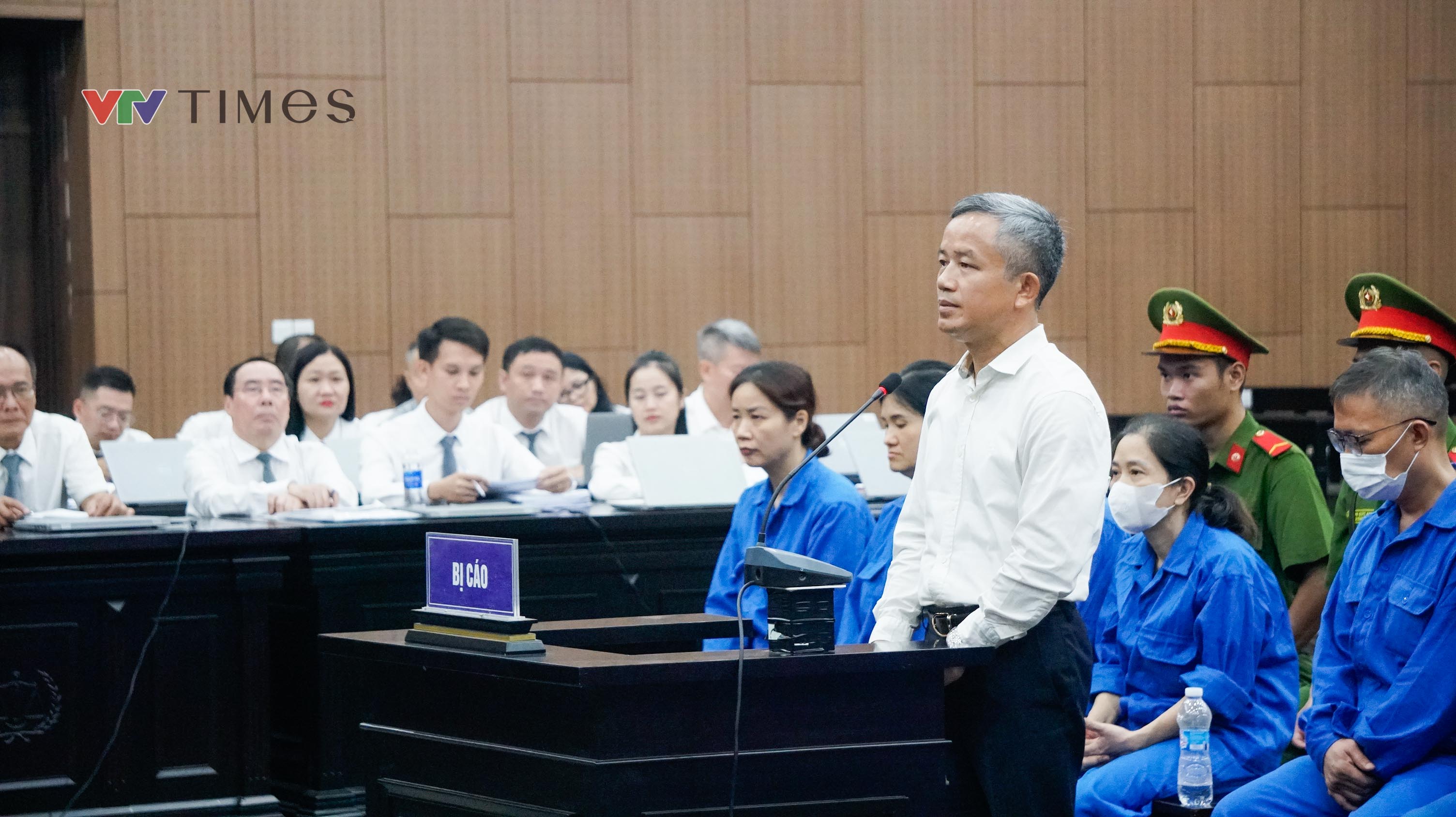 Cựu Thứ trưởng Nguyễn B&aacute; Hoan hầu t&ograve;a vụ nhận hối lộ hơn 16 tỷ đồng - Ảnh 15.