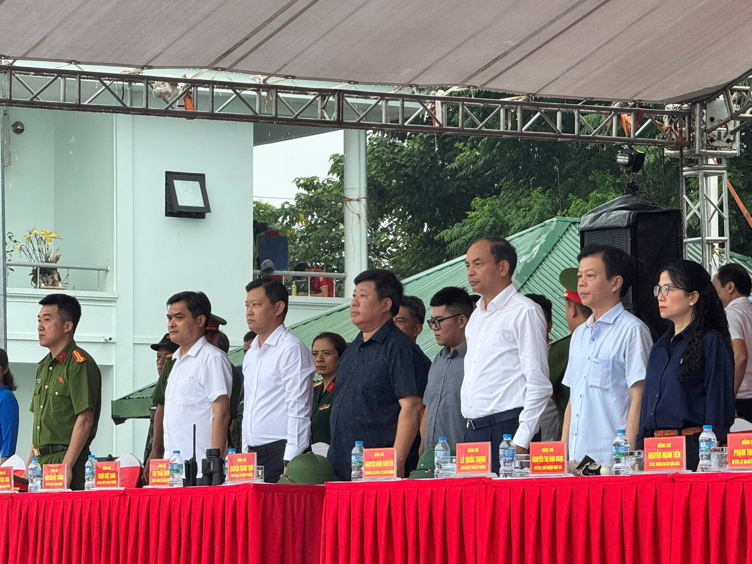 Phường Tây Hồ thực tập cứu nạn, cứu hộ trên mặt nước Hồ Tây - Ảnh 1.