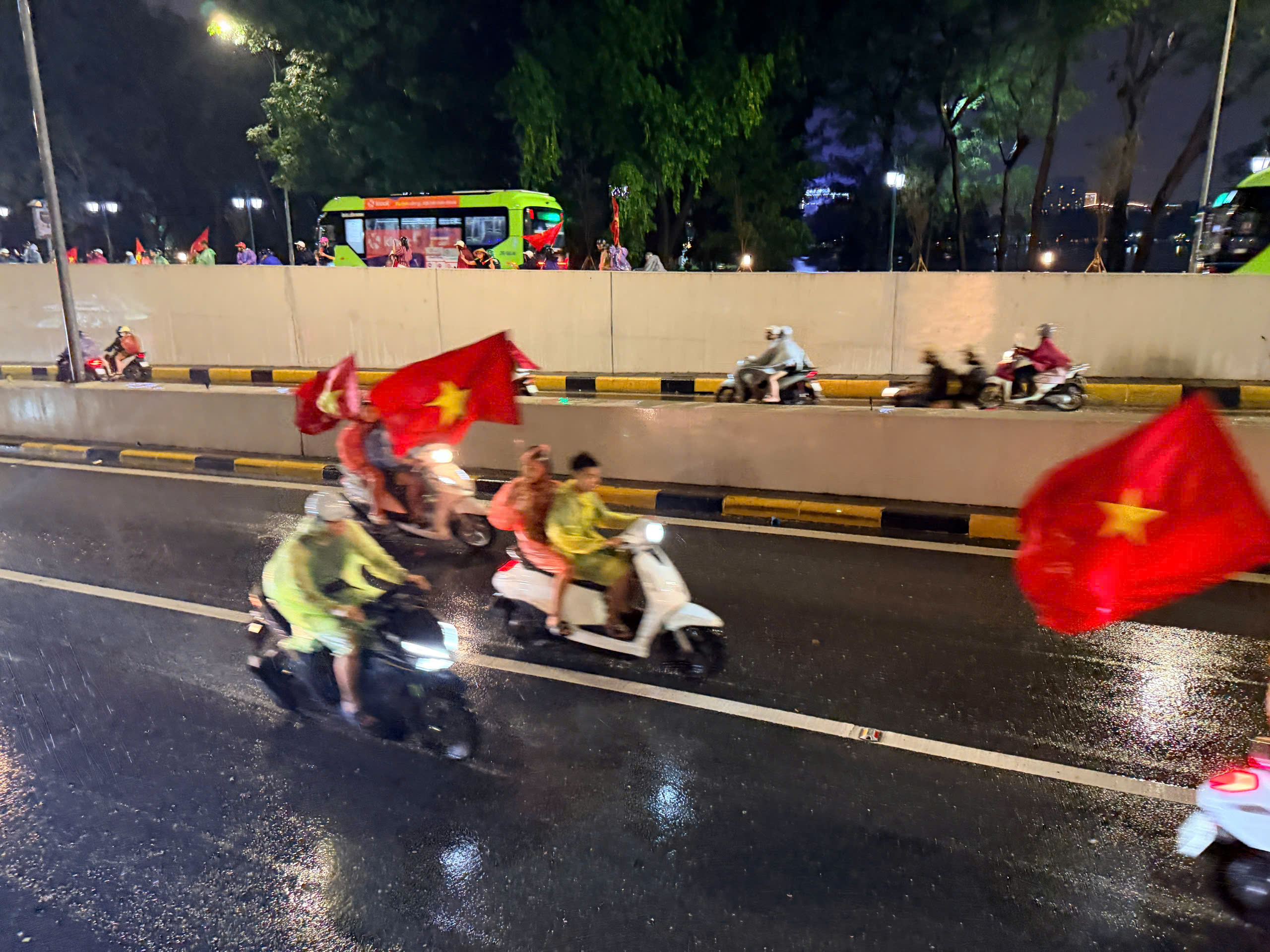 Tuyển Việt Nam thắng Thái Lan 2-0: Cổ động viên Hà Nội đội mưa mừng chiến thắng - Ảnh 6.