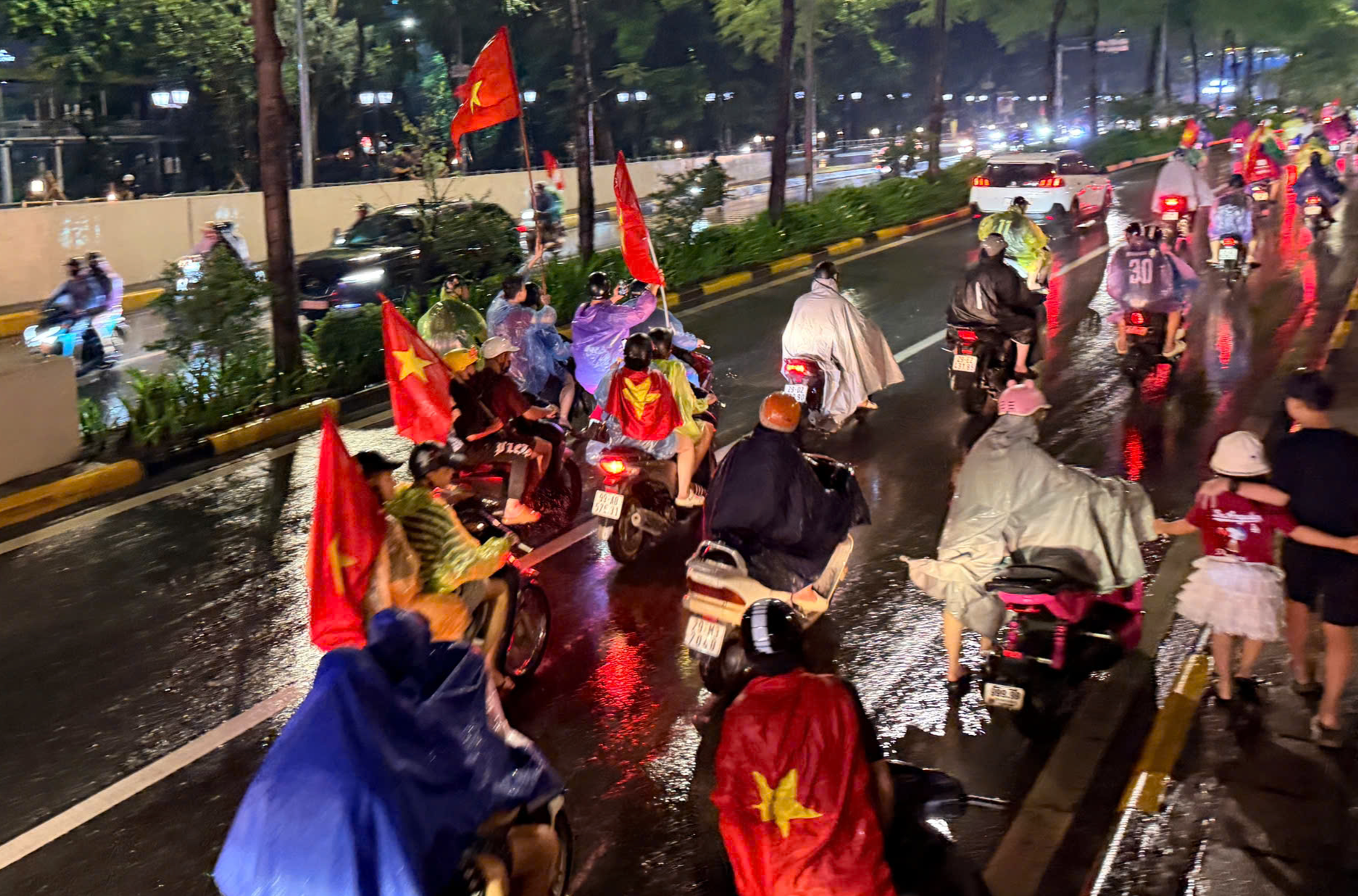 Tuyển Việt Nam thắng Thái Lan 2-0: Cổ động viên Hà Nội đội mưa mừng chiến thắng - Ảnh 5.