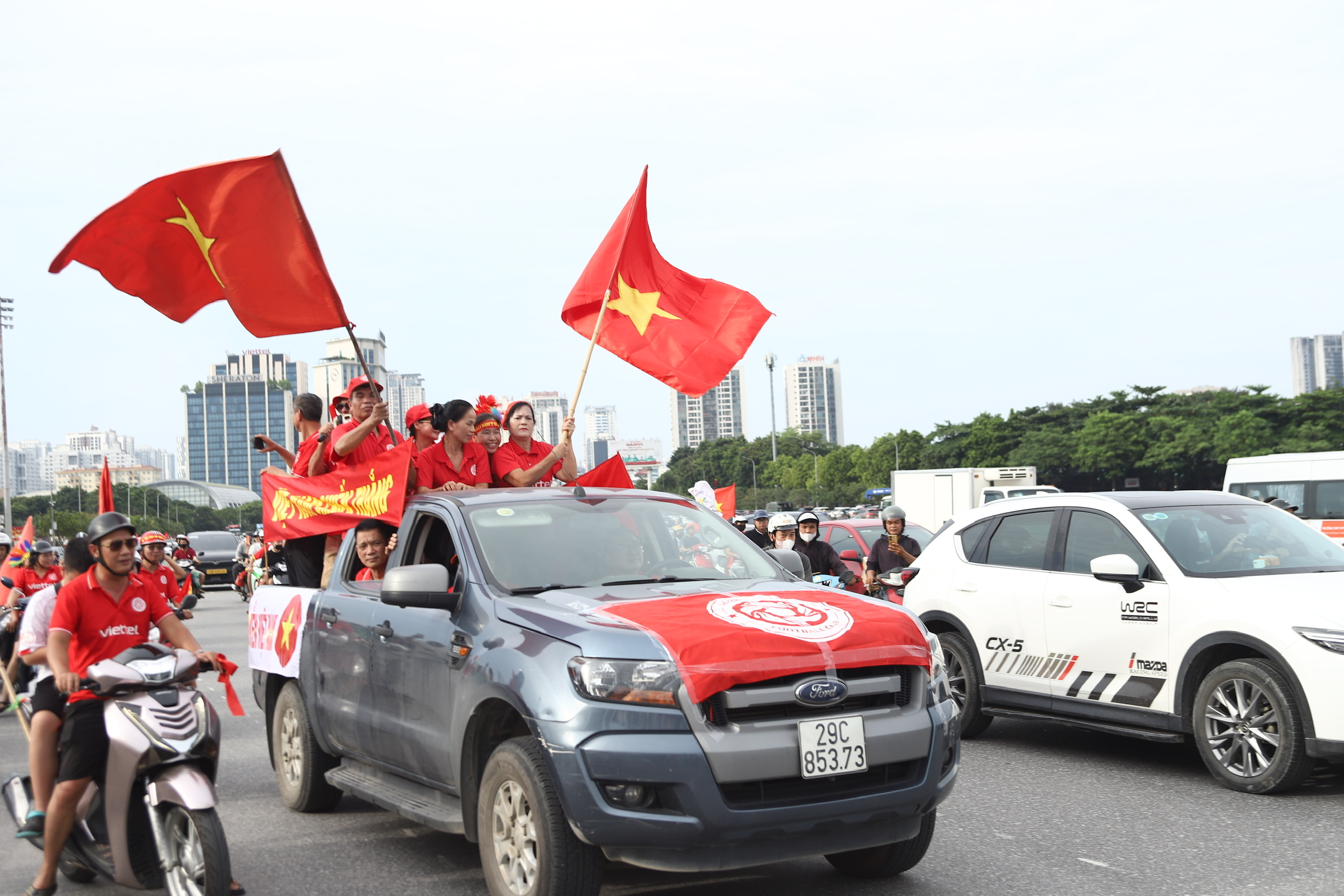 Biển đỏ cuồng nhiệt đổ về Mỹ Đình trước giờ bóng lăn chung kết lượt về - Ảnh 5.