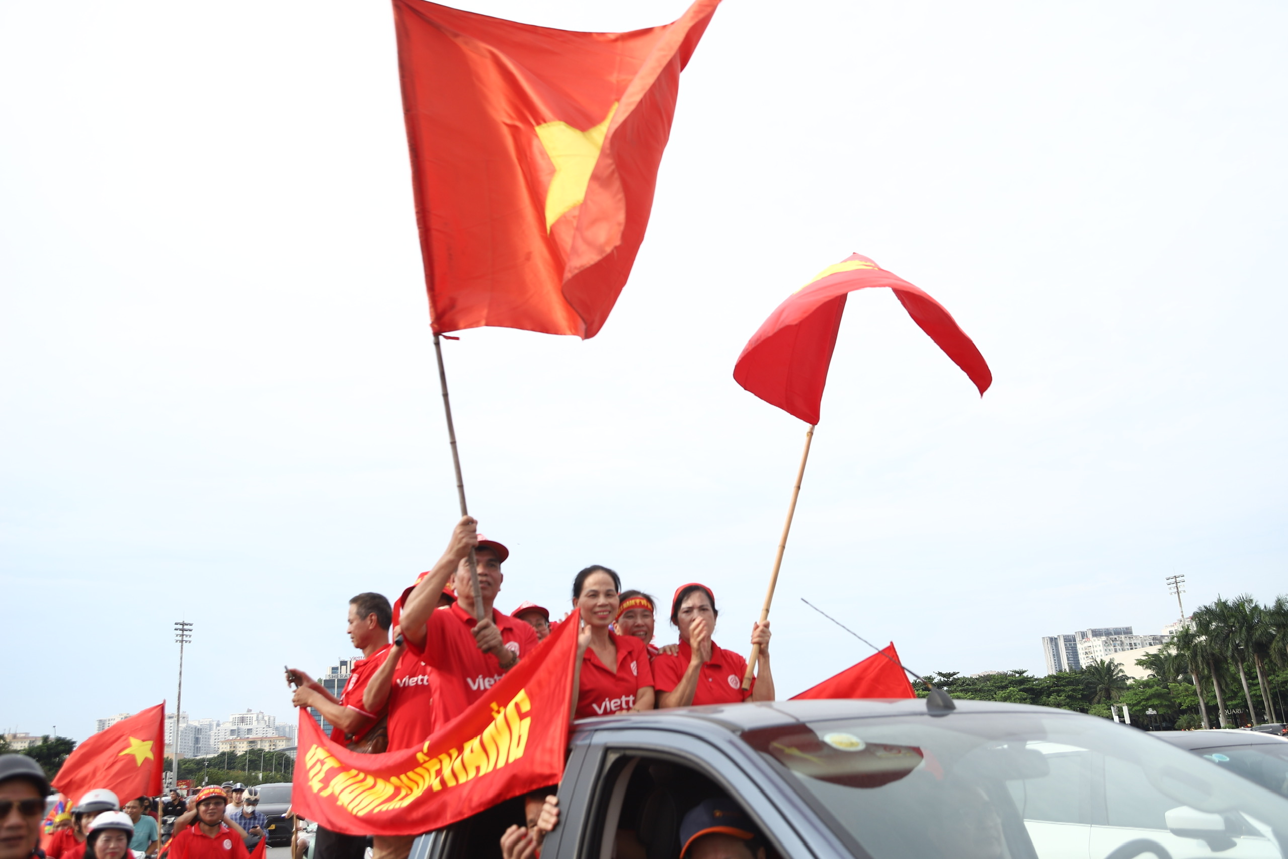 Biển đỏ cuồng nhiệt đổ về Mỹ Đình trước giờ bóng lăn chung kết lượt về - Ảnh 6.