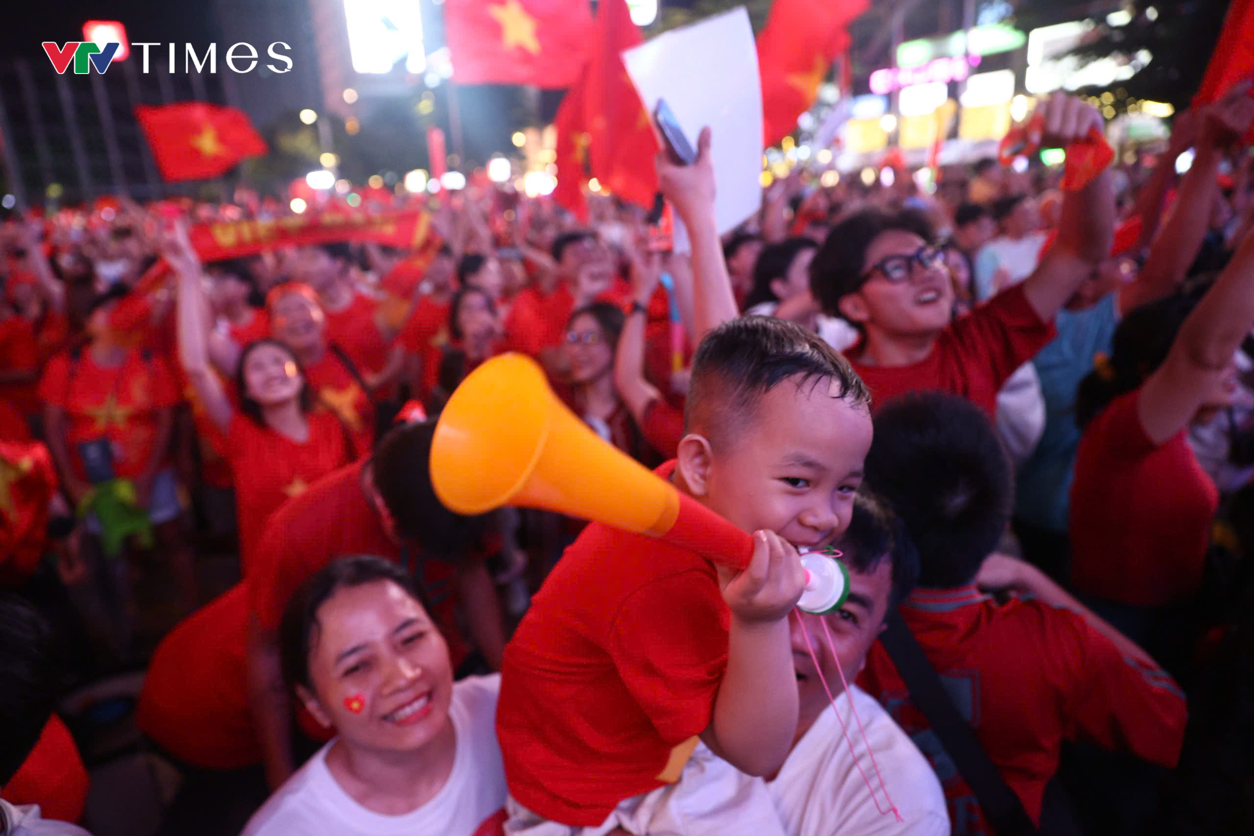 360 độ cảm xúc của người hâm mộ Việt Nam trong trận chung kết ASEAN Cup 2026- Ảnh 6. 360 độ cảm xúc của người hâm mộ Việt Nam trong trận chung kết ASEAN Cup 2026- Ảnh 6.