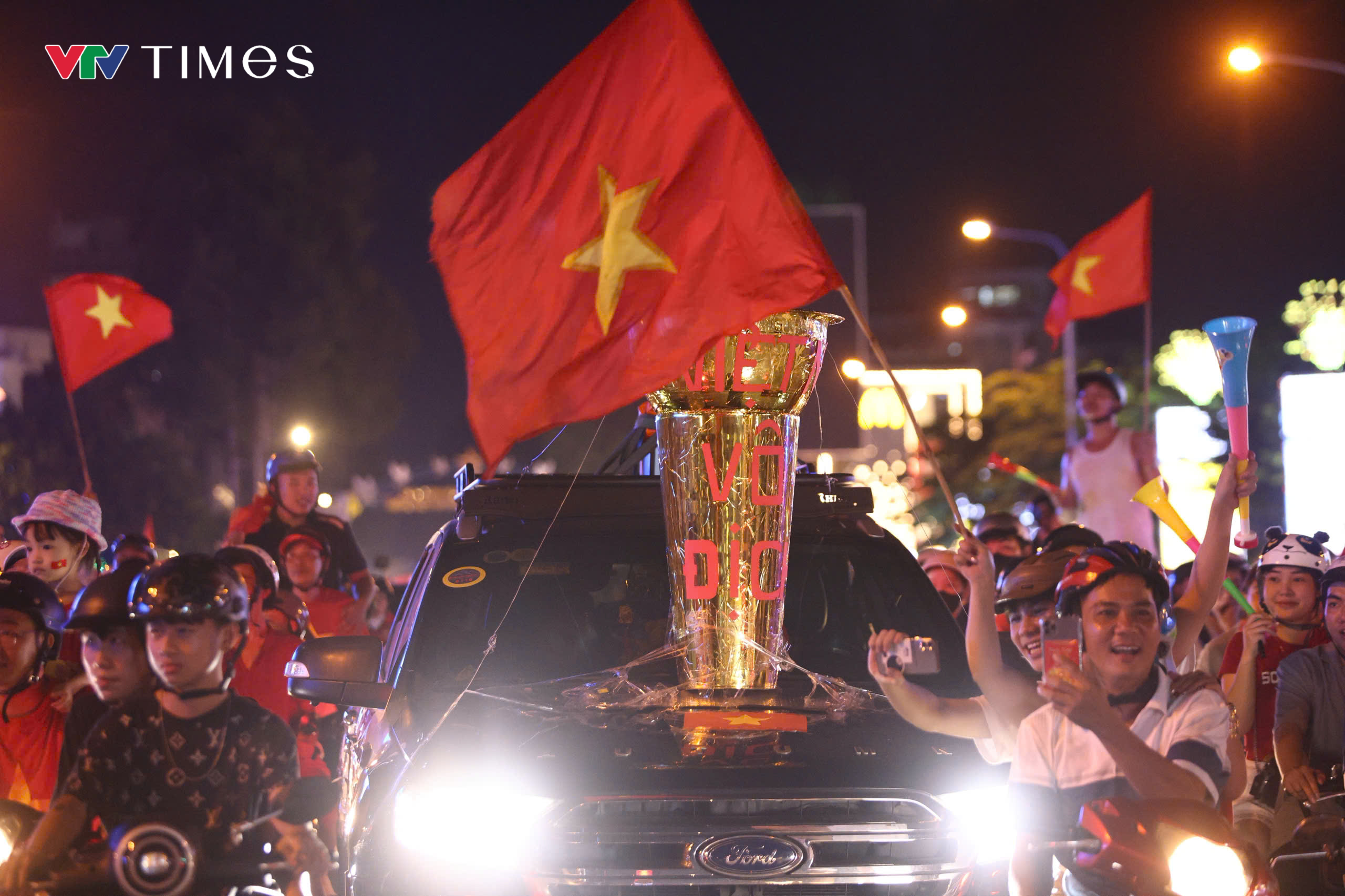Người dân đổ ra đường sau chức vô địch ASEAN Cup 2026 của ĐT Việt Nam- Ảnh 10. Người dân đổ ra đường sau chức vô địch ASEAN Cup 2026 của ĐT Việt Nam- Ảnh 10.