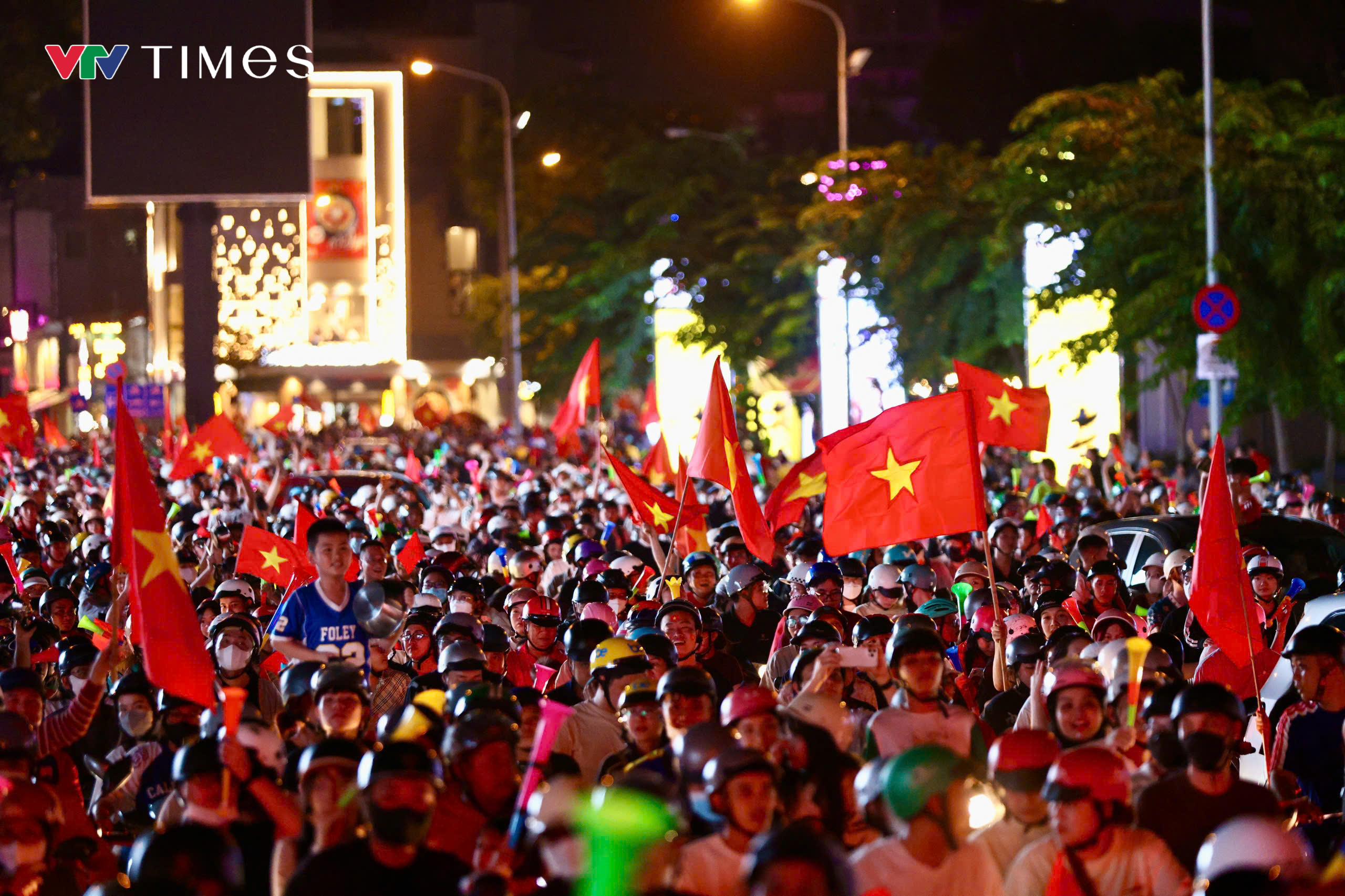 Người dân đổ ra đường sau chức vô địch ASEAN Cup 2026 của ĐT Việt Nam- Ảnh 11. Người dân đổ ra đường sau chức vô địch ASEAN Cup 2026 của ĐT Việt Nam- Ảnh 11.