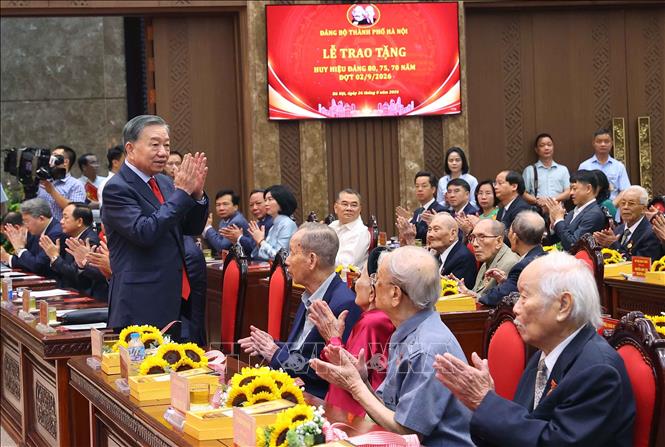 Tổng B&iacute; thư, Chủ tịch nước T&ocirc; L&acirc;m dự Lễ trao tặng Huy hiệu Đảng tại Đảng bộ th&agrave;nh phố H&agrave; Nội - Ảnh 2.