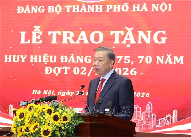 Tổng B&iacute; thư, Chủ tịch nước T&ocirc; L&acirc;m dự Lễ trao tặng Huy hiệu Đảng tại Đảng bộ th&agrave;nh phố H&agrave; Nội - Ảnh 4.