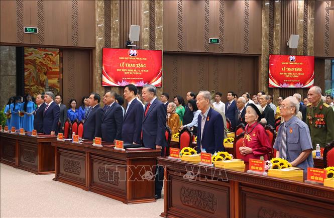 Tổng B&iacute; thư, Chủ tịch nước T&ocirc; L&acirc;m dự Lễ trao tặng Huy hiệu Đảng tại Đảng bộ th&agrave;nh phố H&agrave; Nội - Ảnh 3.