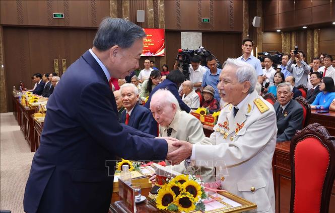 Tổng B&iacute; thư, Chủ tịch nước T&ocirc; L&acirc;m dự Lễ trao tặng Huy hiệu Đảng tại Đảng bộ th&agrave;nh phố H&agrave; Nội - Ảnh 6.