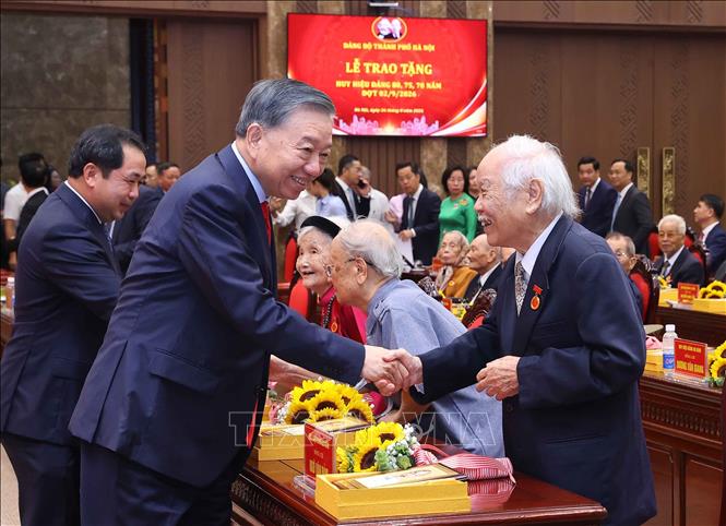 Tổng B&iacute; thư, Chủ tịch nước T&ocirc; L&acirc;m dự Lễ trao tặng Huy hiệu Đảng tại Đảng bộ th&agrave;nh phố H&agrave; Nội - Ảnh 5.