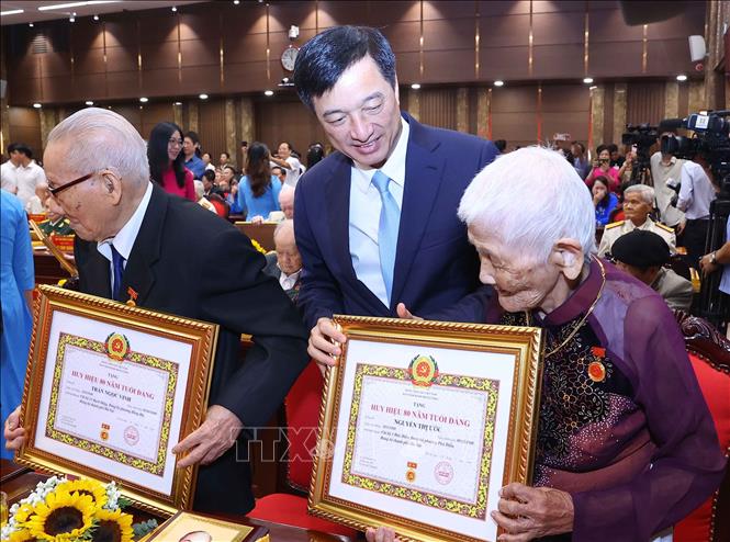 Tổng B&iacute; thư, Chủ tịch nước T&ocirc; L&acirc;m dự Lễ trao tặng Huy hiệu Đảng tại Đảng bộ th&agrave;nh phố H&agrave; Nội - Ảnh 8.