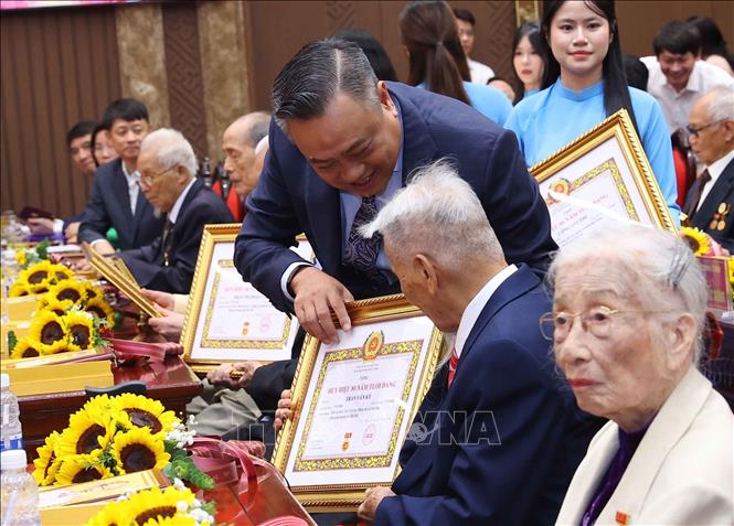 Tổng B&iacute; thư, Chủ tịch nước T&ocirc; L&acirc;m dự Lễ trao tặng Huy hiệu Đảng tại Đảng bộ th&agrave;nh phố H&agrave; Nội - Ảnh 9.
