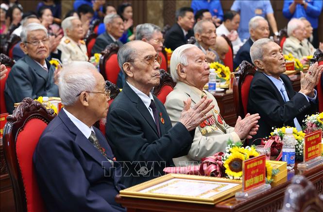 Tổng B&iacute; thư, Chủ tịch nước T&ocirc; L&acirc;m dự Lễ trao tặng Huy hiệu Đảng tại Đảng bộ th&agrave;nh phố H&agrave; Nội - Ảnh 10.