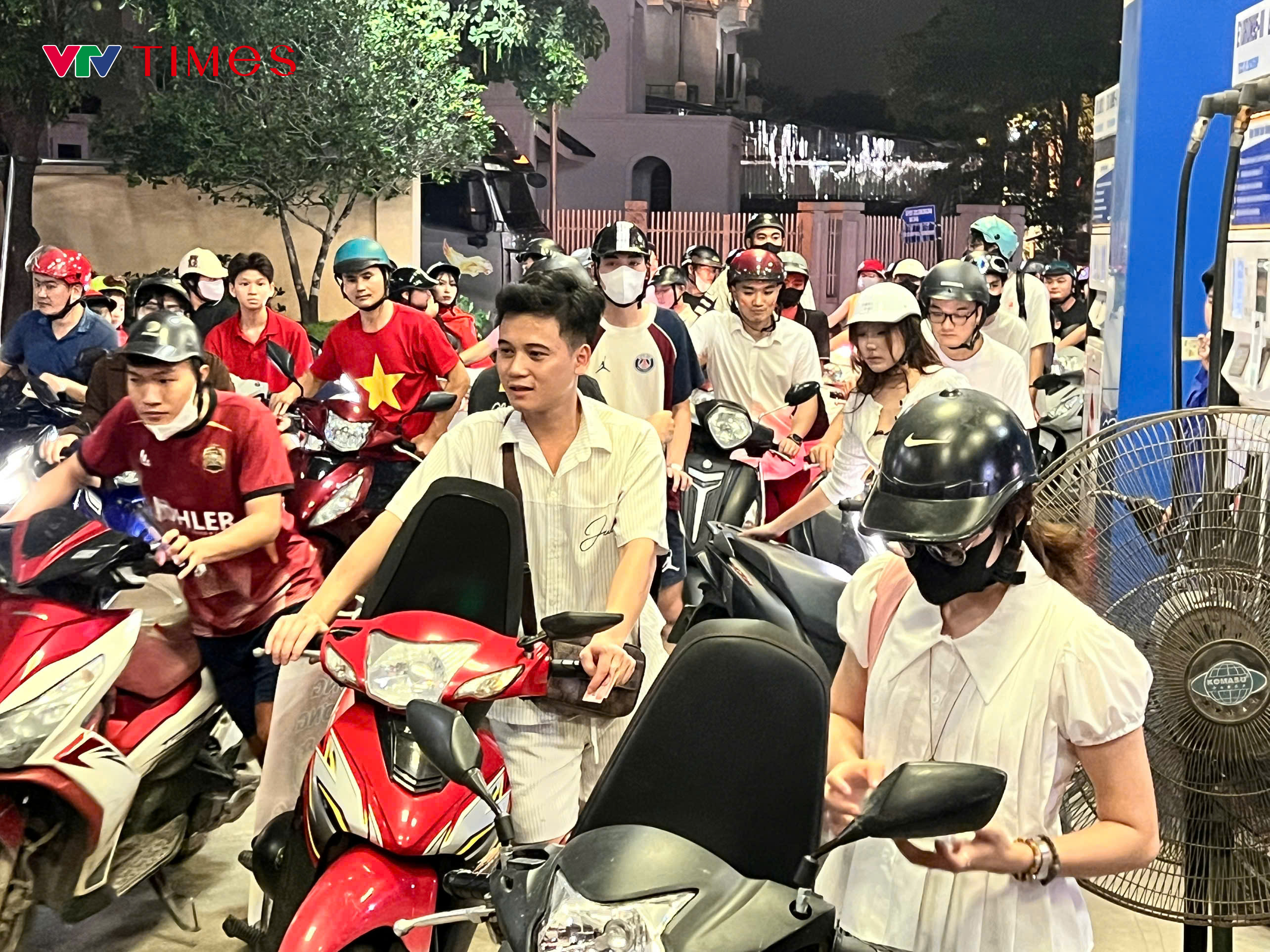 Người dân đổ ra đường sau chức vô địch ASEAN Cup 2026 của ĐT Việt Nam- Ảnh 1. Người dân đổ ra đường sau chức vô địch ASEAN Cup 2026 của ĐT Việt Nam- Ảnh 1.