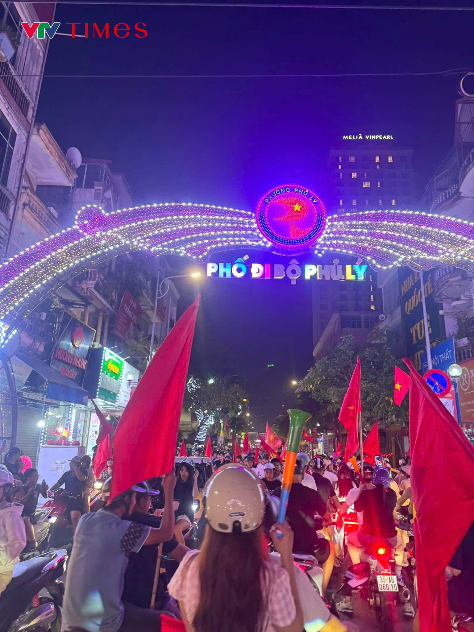 Người dân đổ ra đường sau chức vô địch ASEAN Cup 2026 của ĐT Việt Nam- Ảnh 7. Người dân đổ ra đường sau chức vô địch ASEAN Cup 2026 của ĐT Việt Nam- Ảnh 7.
