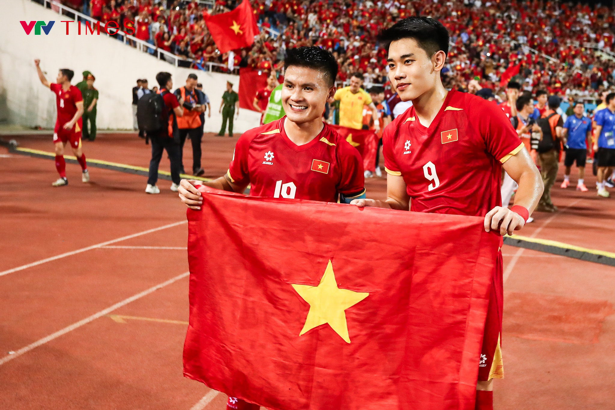 Khoảnh khắc ăn mừng đầy cảm xúc của các "chiến binh sao vàng" trong đêm không thể nào quên tại Mỹ Đình- Ảnh 5. Khoảnh khắc ăn mừng đầy cảm xúc của các "chiến binh sao vàng" trong đêm không thể nào quên tại Mỹ Đình- Ảnh 5.