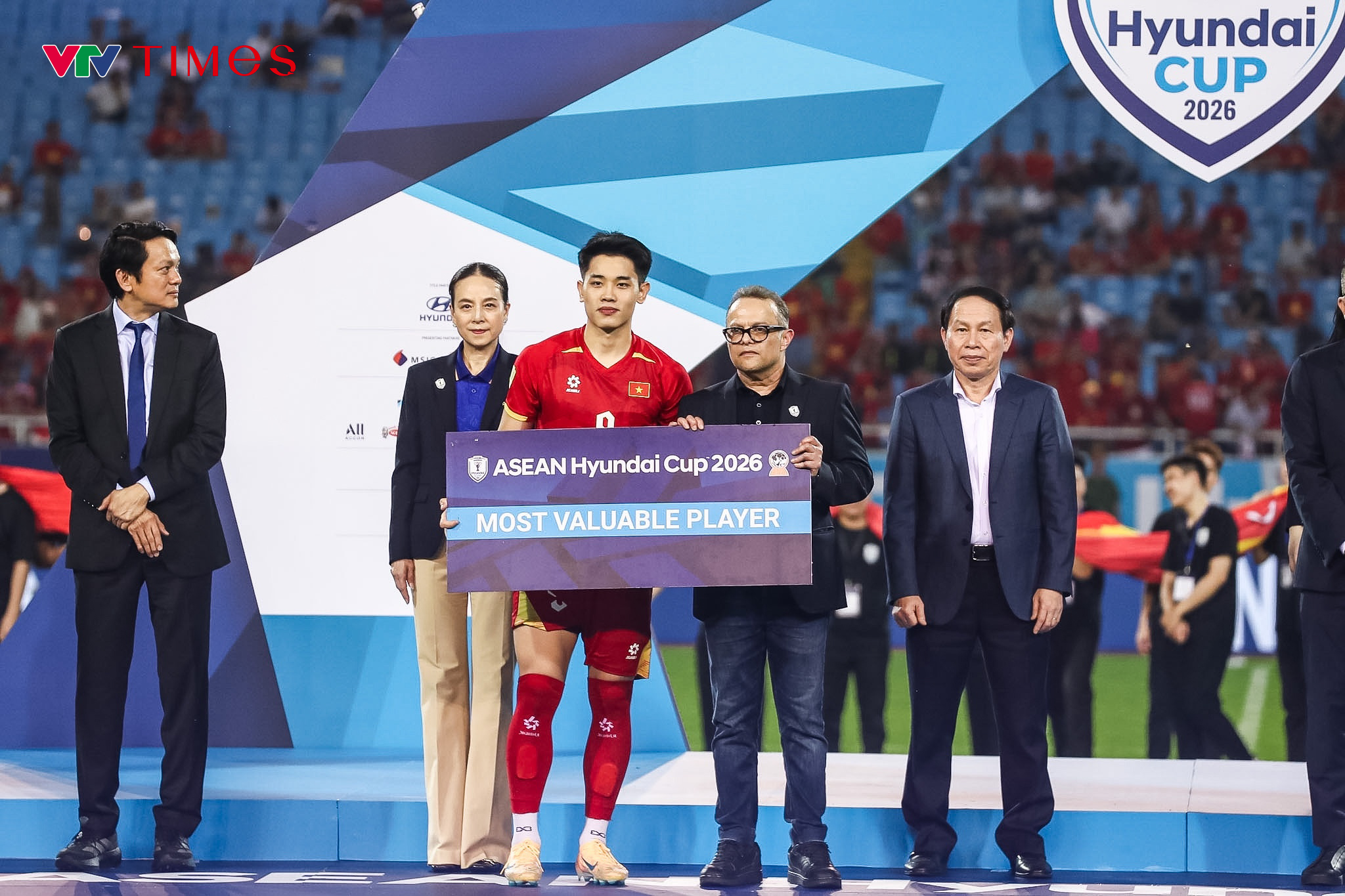 Khoảnh khắc ăn mừng đầy cảm xúc của các "chiến binh sao vàng" trong đêm không thể nào quên tại Mỹ Đình- Ảnh 14. Khoảnh khắc ăn mừng đầy cảm xúc của các "chiến binh sao vàng" trong đêm không thể nào quên tại Mỹ Đình- Ảnh 14.