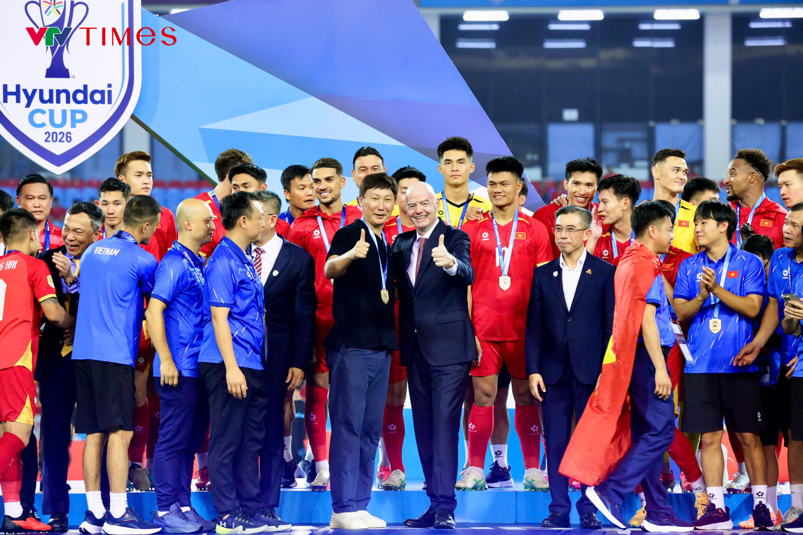 Khoảnh khắc ăn mừng đầy cảm xúc của các "chiến binh sao vàng" trong đêm không thể nào quên tại Mỹ Đình- Ảnh 13. Khoảnh khắc ăn mừng đầy cảm xúc của các "chiến binh sao vàng" trong đêm không thể nào quên tại Mỹ Đình- Ảnh 13.