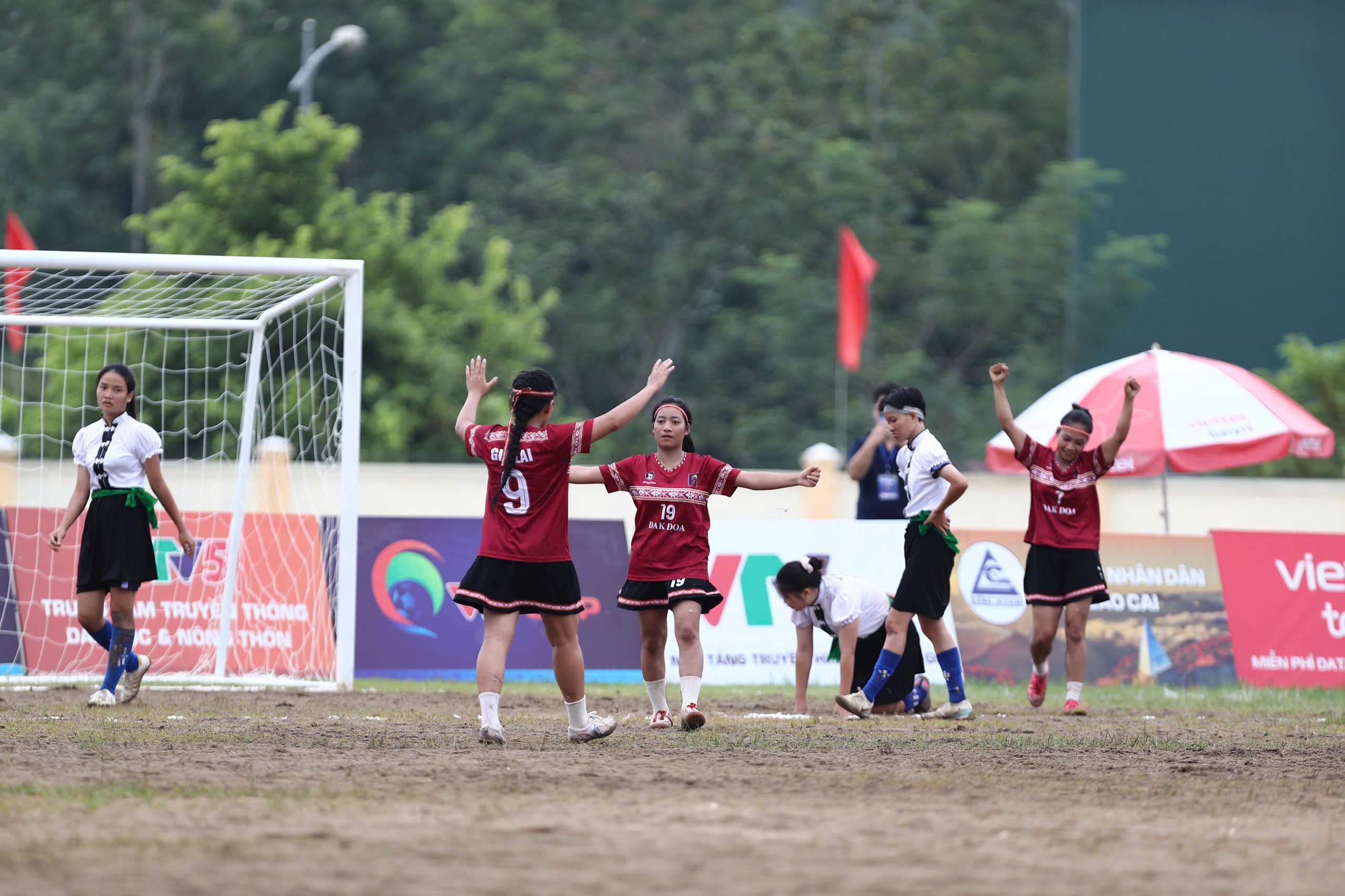 Đak Đoa thắng đậm Nghĩa Lộ, giành vé vào bán kết VTV Cup 2026 - Ảnh 10.