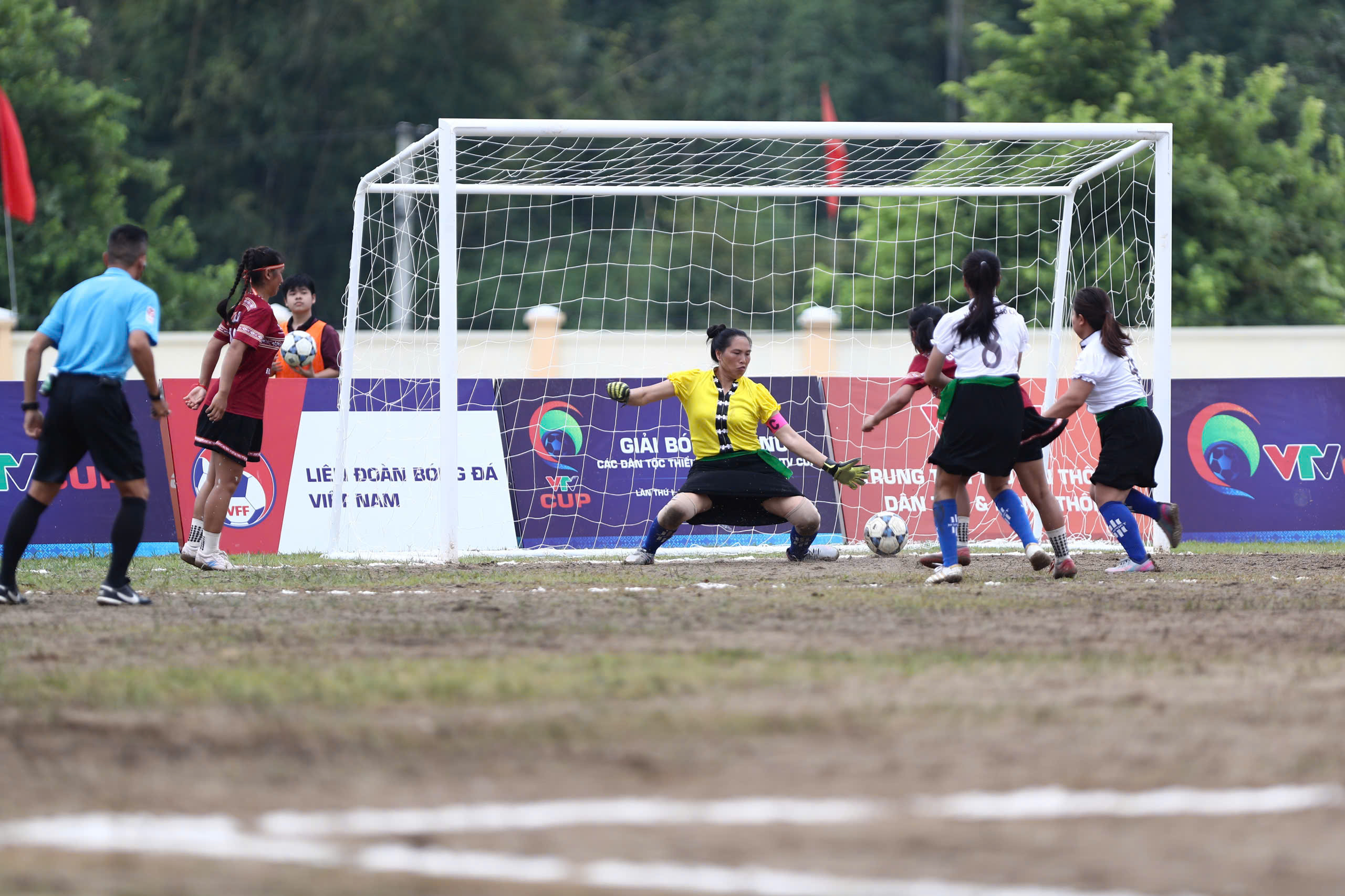 Đak Đoa thắng đậm Nghĩa Lộ, giành vé vào bán kết VTV Cup 2026 - Ảnh 8.
