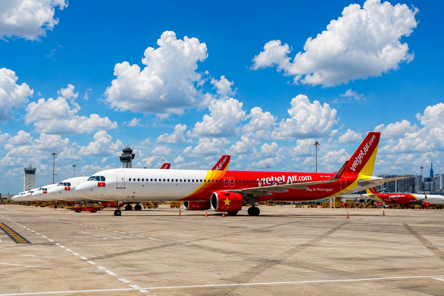 Sân bay nhộn nhịp trước thềm Quốc khánh, Vietjet sẵn sàng mọi nguồn lực cho cao điểm - Ảnh 1.