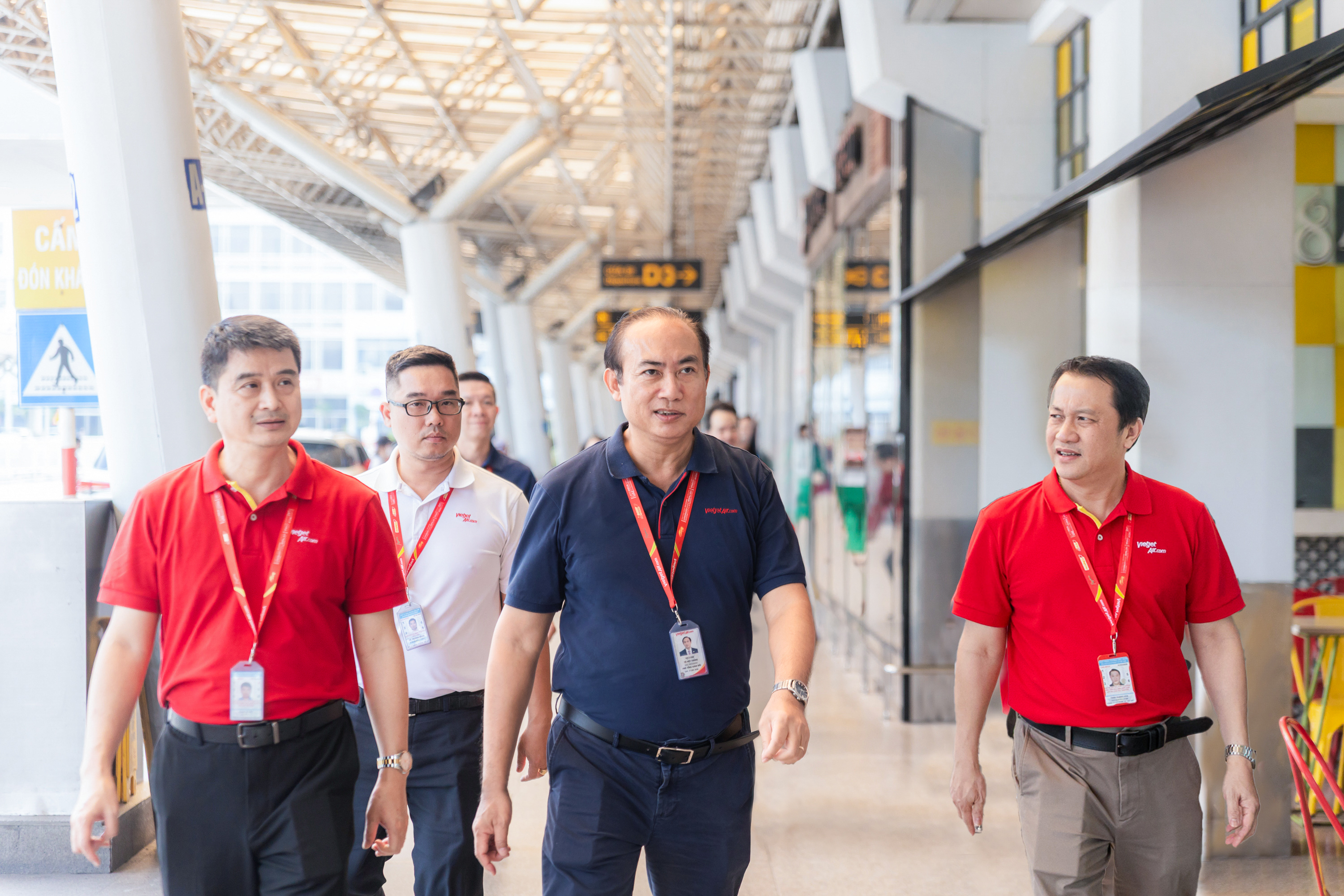 Sân bay nhộn nhịp trước thềm Quốc khánh, Vietjet sẵn sàng mọi nguồn lực cho cao điểm - Ảnh 10.