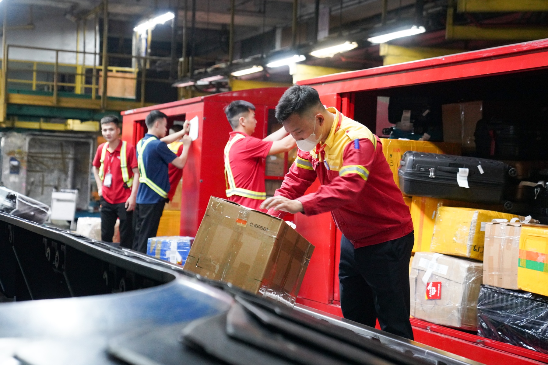 Sân bay nhộn nhịp trước thềm Quốc khánh, Vietjet sẵn sàng mọi nguồn lực cho cao điểm - Ảnh 12.