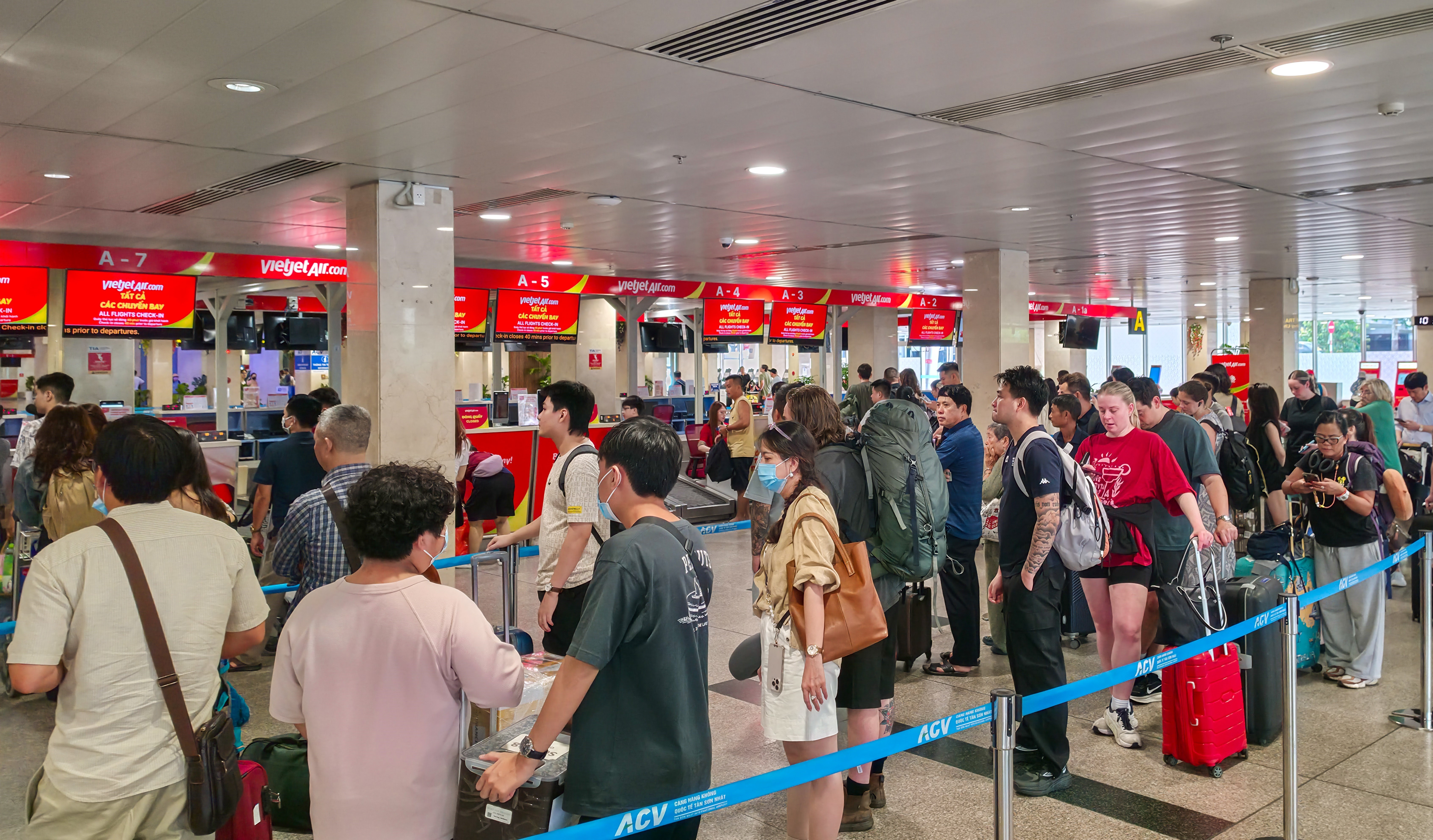 Sân bay nhộn nhịp trước thềm Quốc khánh, Vietjet sẵn sàng mọi nguồn lực cho cao điểm - Ảnh 2.
