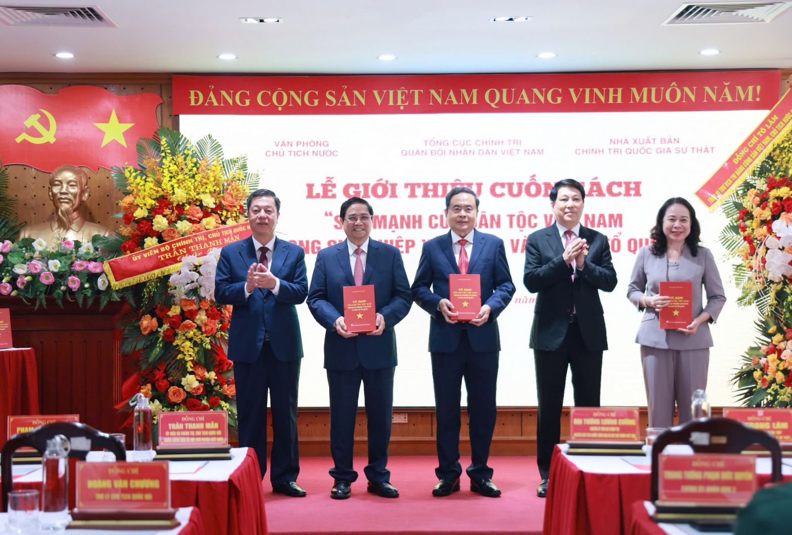 Ra mắt cuốn sách "Sức mạnh của dân tộc Việt Nam trong sự nghiệp xây dựng và bảo vệ Tổ quốc" - Ảnh 3.
