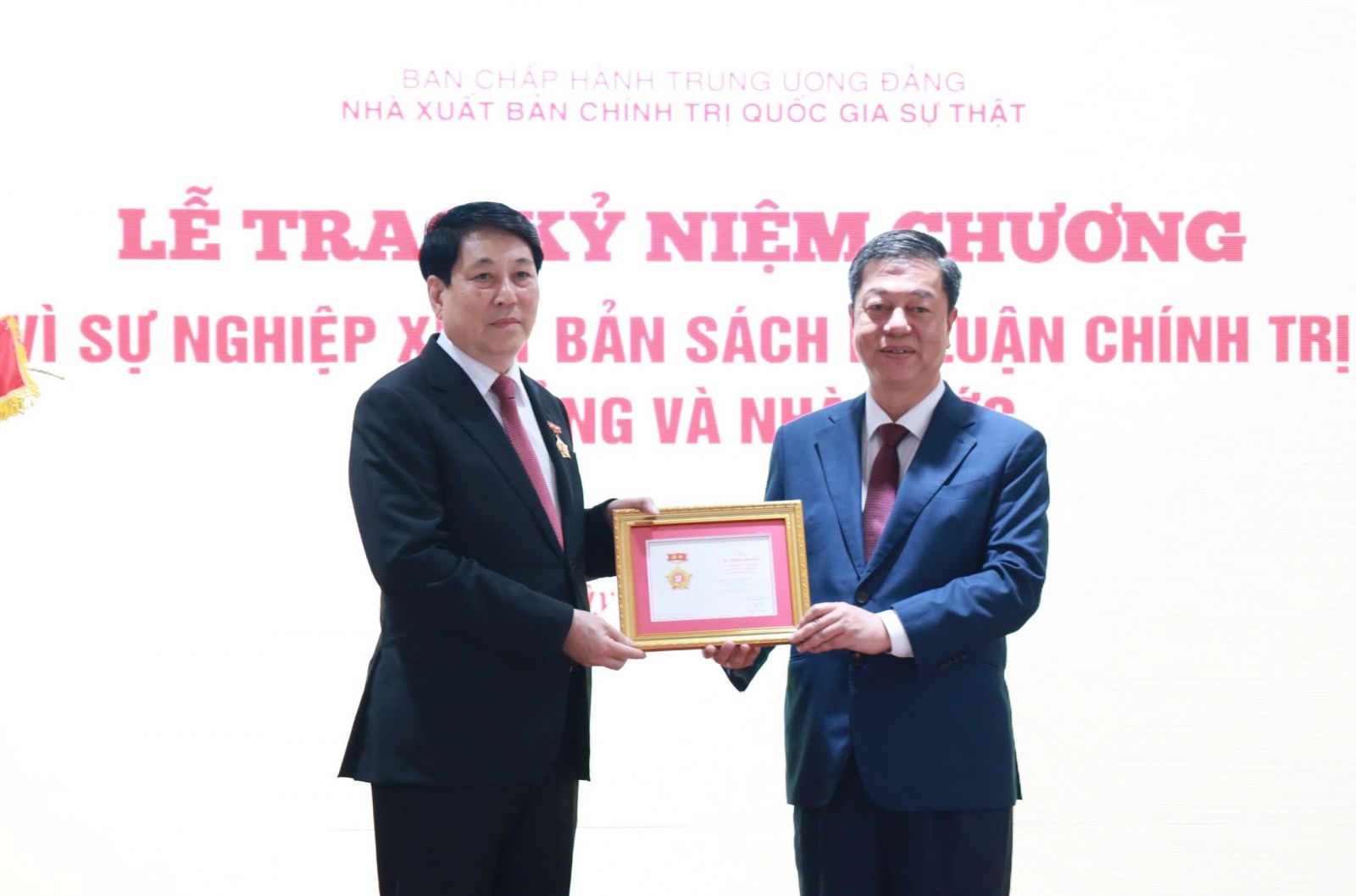 Ra mắt cuốn sách "Sức mạnh của dân tộc Việt Nam trong sự nghiệp xây dựng và bảo vệ Tổ quốc" - Ảnh 4.