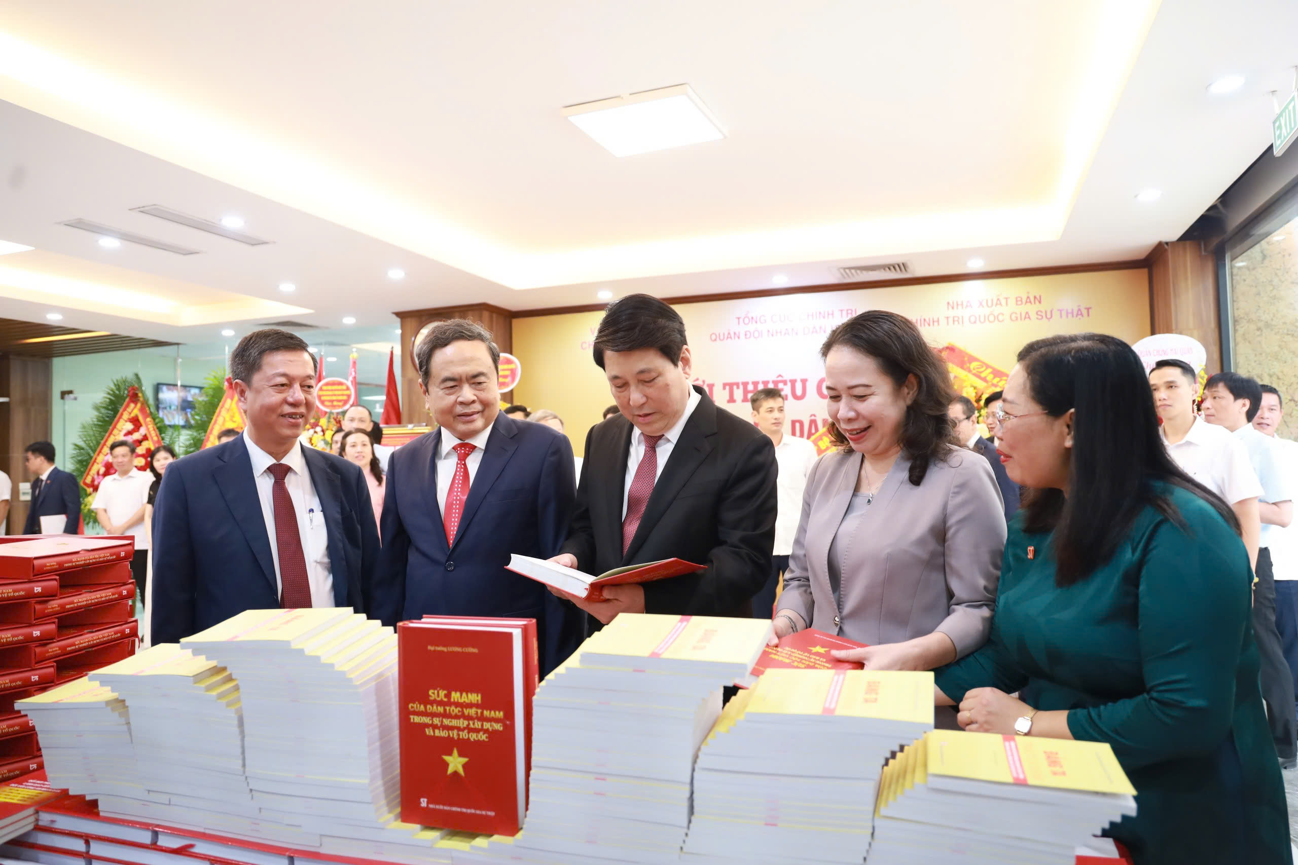 Ra mắt cuốn sách "Sức mạnh của dân tộc Việt Nam trong sự nghiệp xây dựng và bảo vệ Tổ quốc" - Ảnh 1.