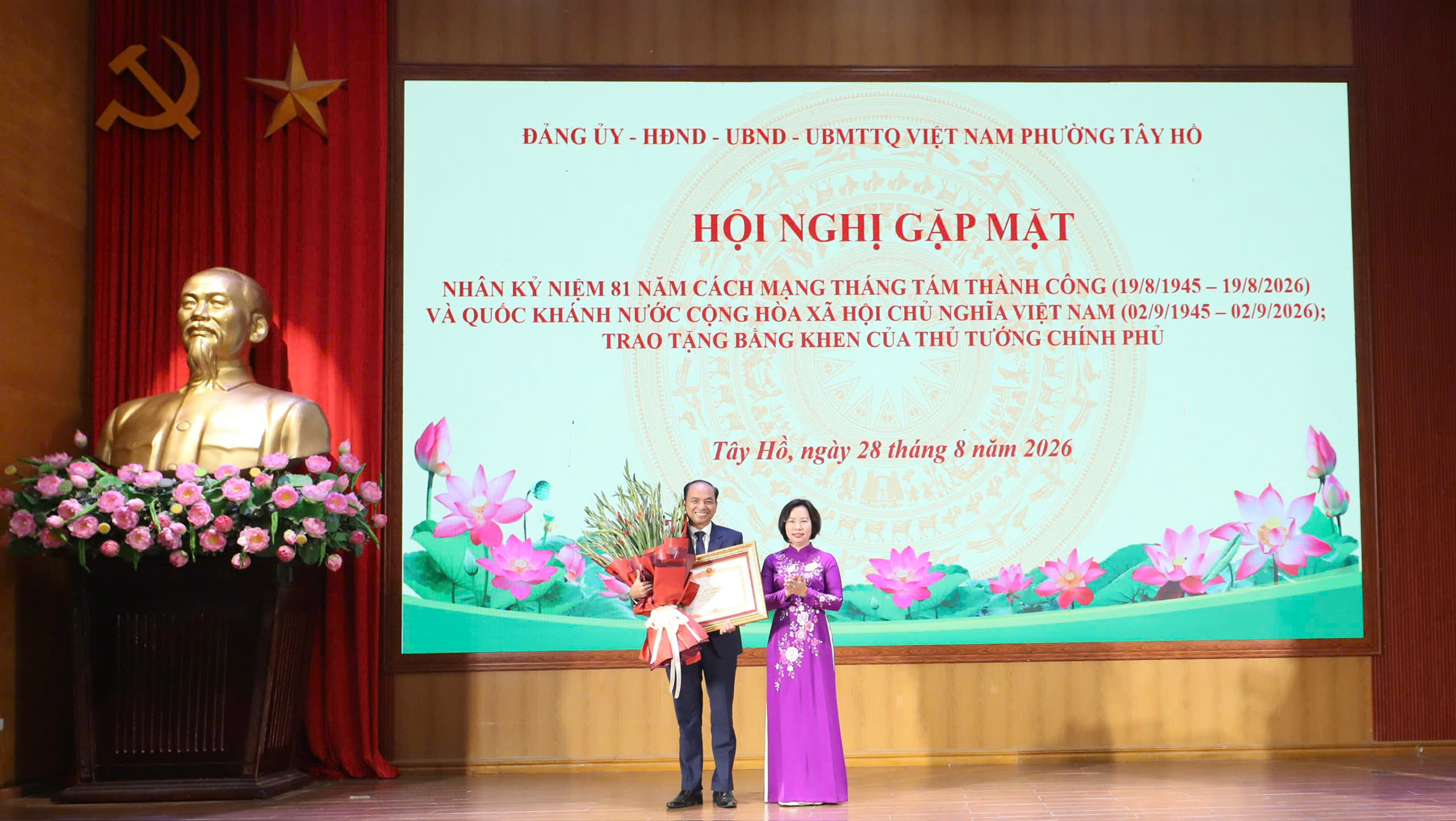 Chủ tịch Ủy ban MTTQ Việt Nam thành phố Hà Nội Bùi Huyền Mai trao Huy hiệu Đảng tại phường Tây Hồ - Ảnh 1.