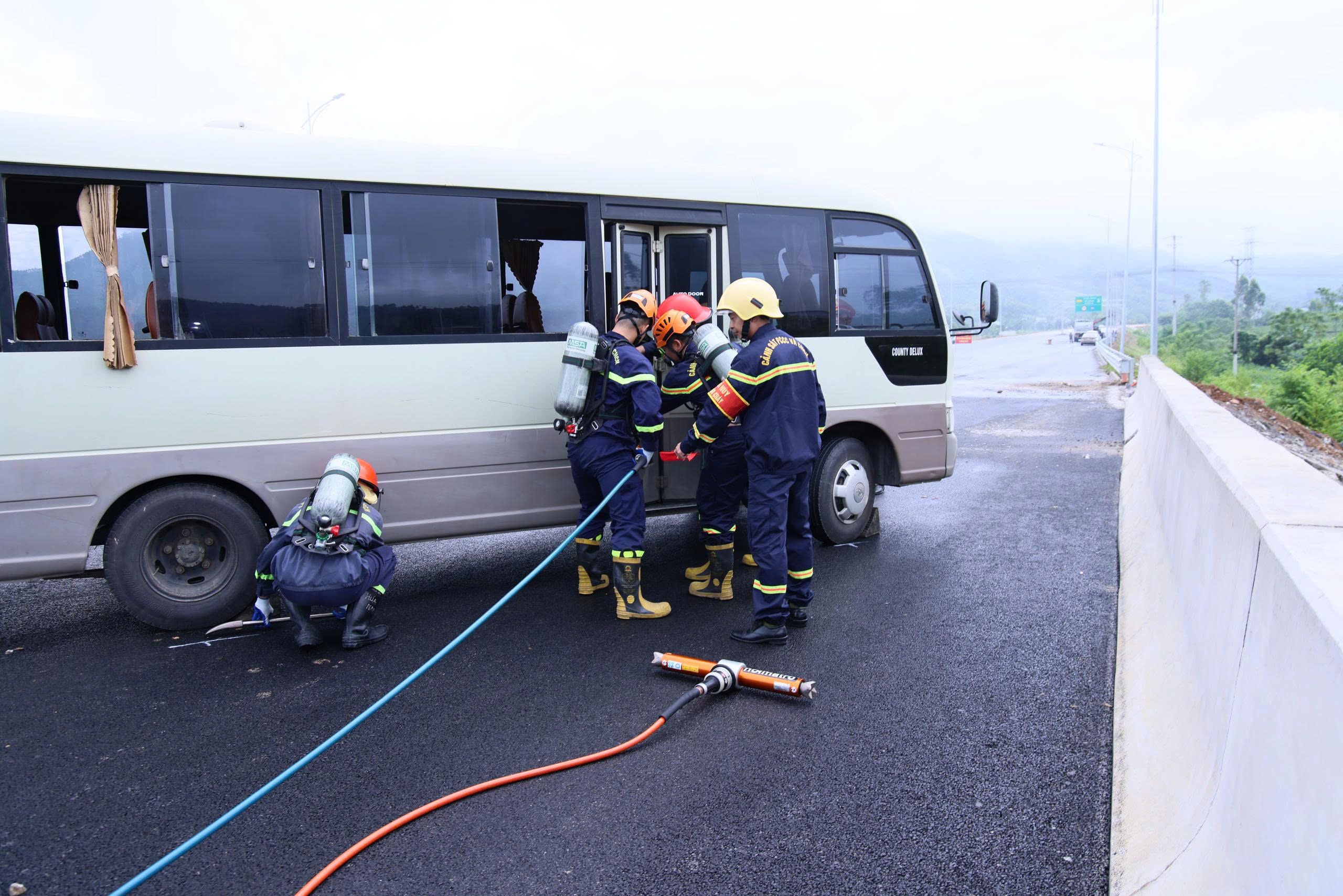Công an tỉnh Tuyên Quang diễn tập hai phương án cứu nạn, cứu hộ quy mô lớn - Ảnh 2.