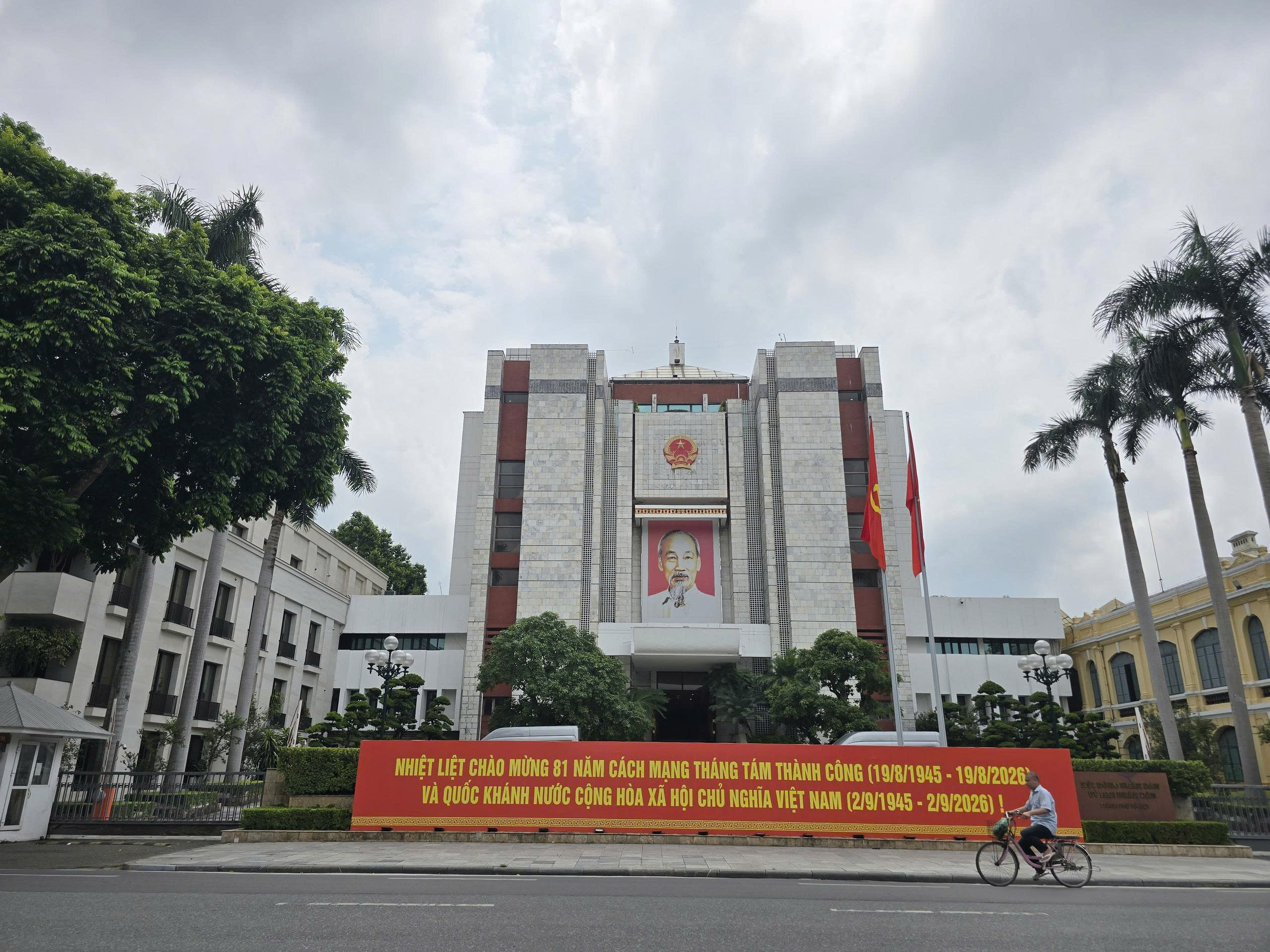 Rực rỡ cờ hoa, Hà Nội tưng bừng không khí Quốc khánh 2/9 - Ảnh 1.