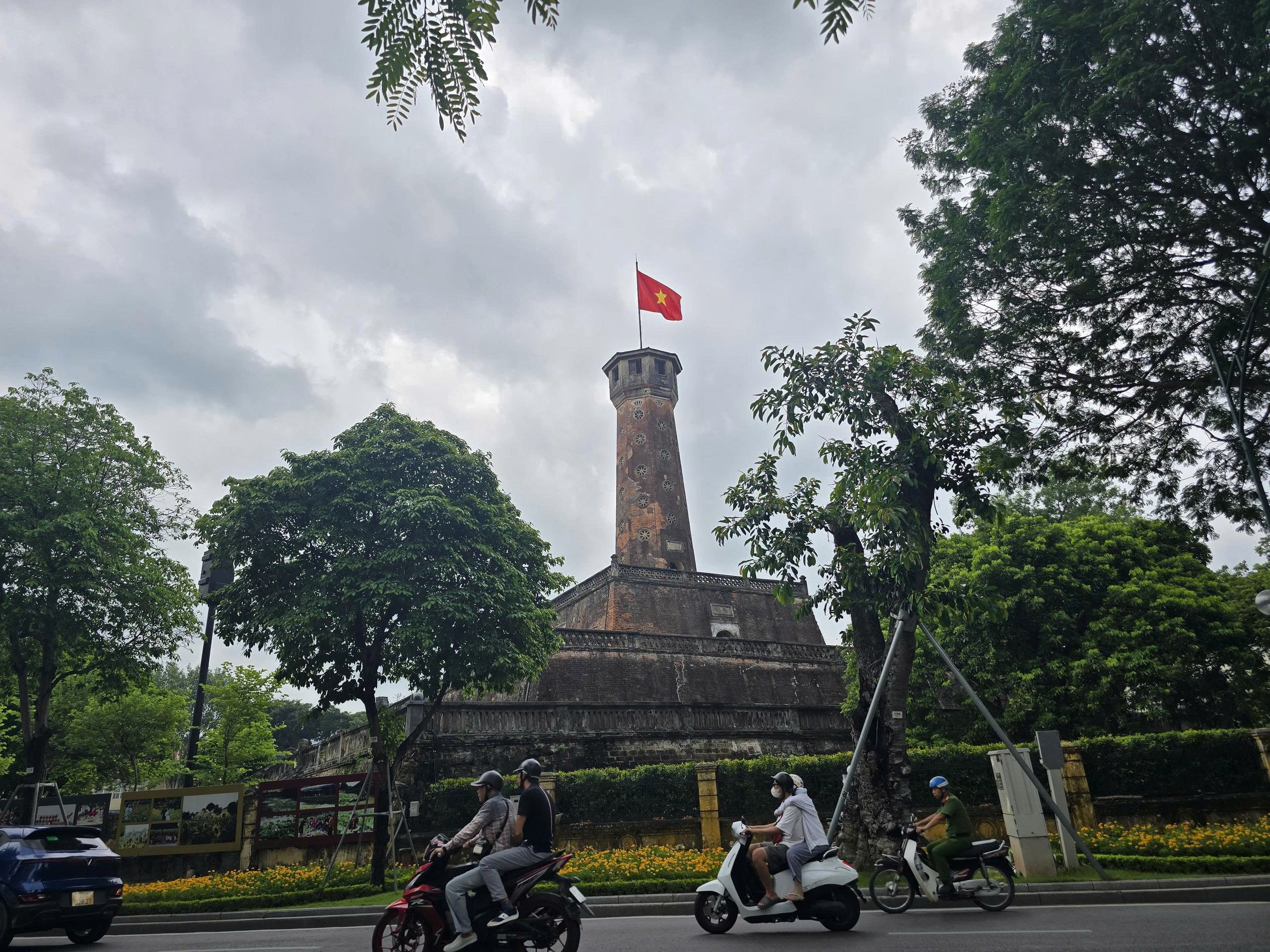 Rực rỡ cờ hoa, Hà Nội tưng bừng không khí Quốc khánh 2/9 - Ảnh 4.