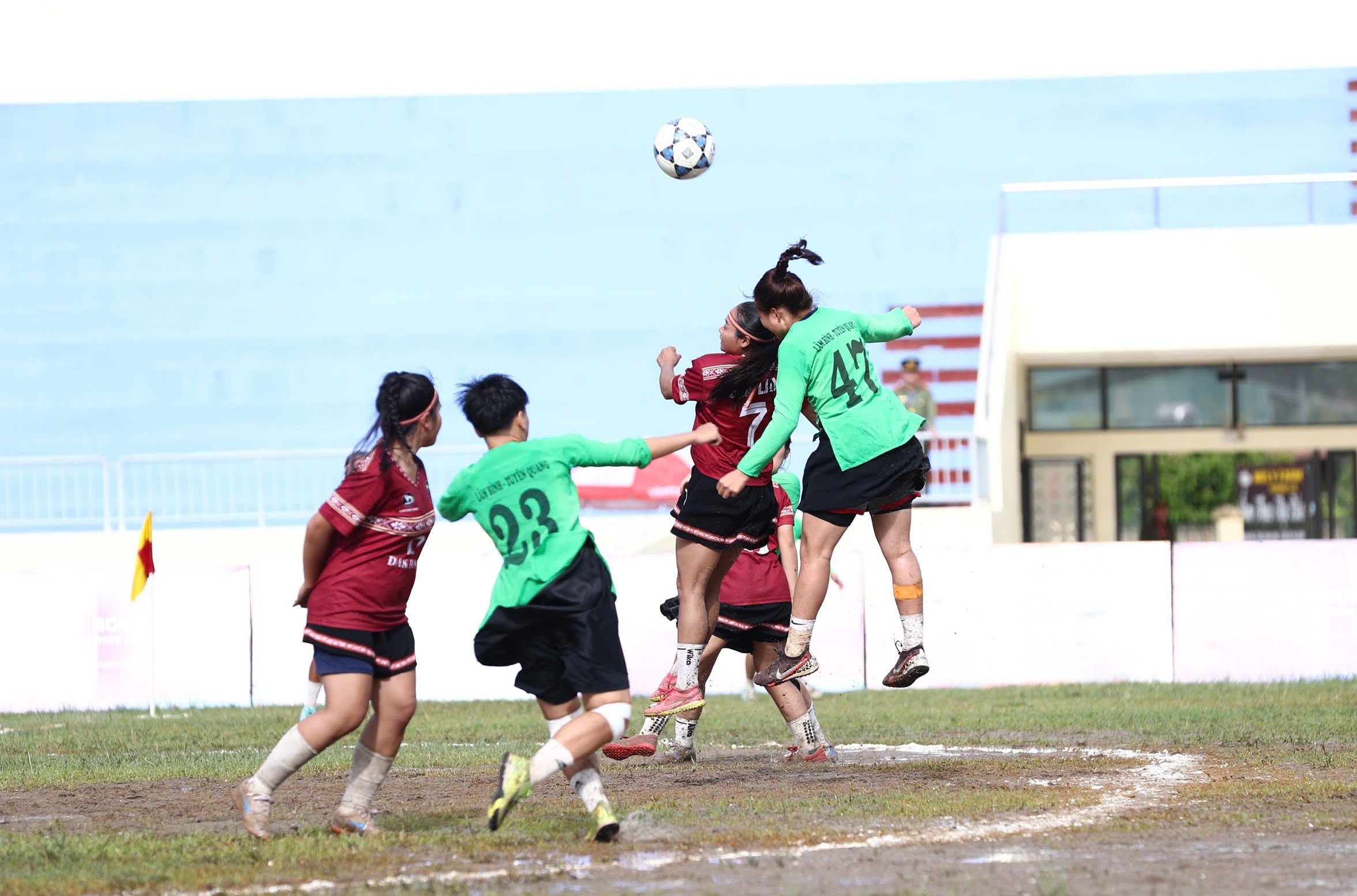 Khoảnh khắc ấn tượng tại B&aacute;n kết Giải B&oacute;ng đ&aacute; nữ c&aacute;c d&acirc;n tộc thiểu số VTV Cup 2026- Ảnh 2.