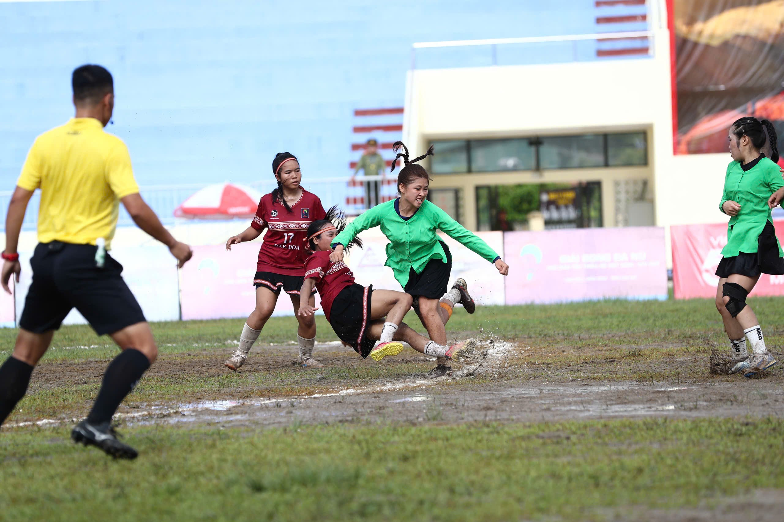 Khoảnh khắc ấn tượng tại B&aacute;n kết Giải B&oacute;ng đ&aacute; nữ c&aacute;c d&acirc;n tộc thiểu số VTV Cup 2026- Ảnh 4.