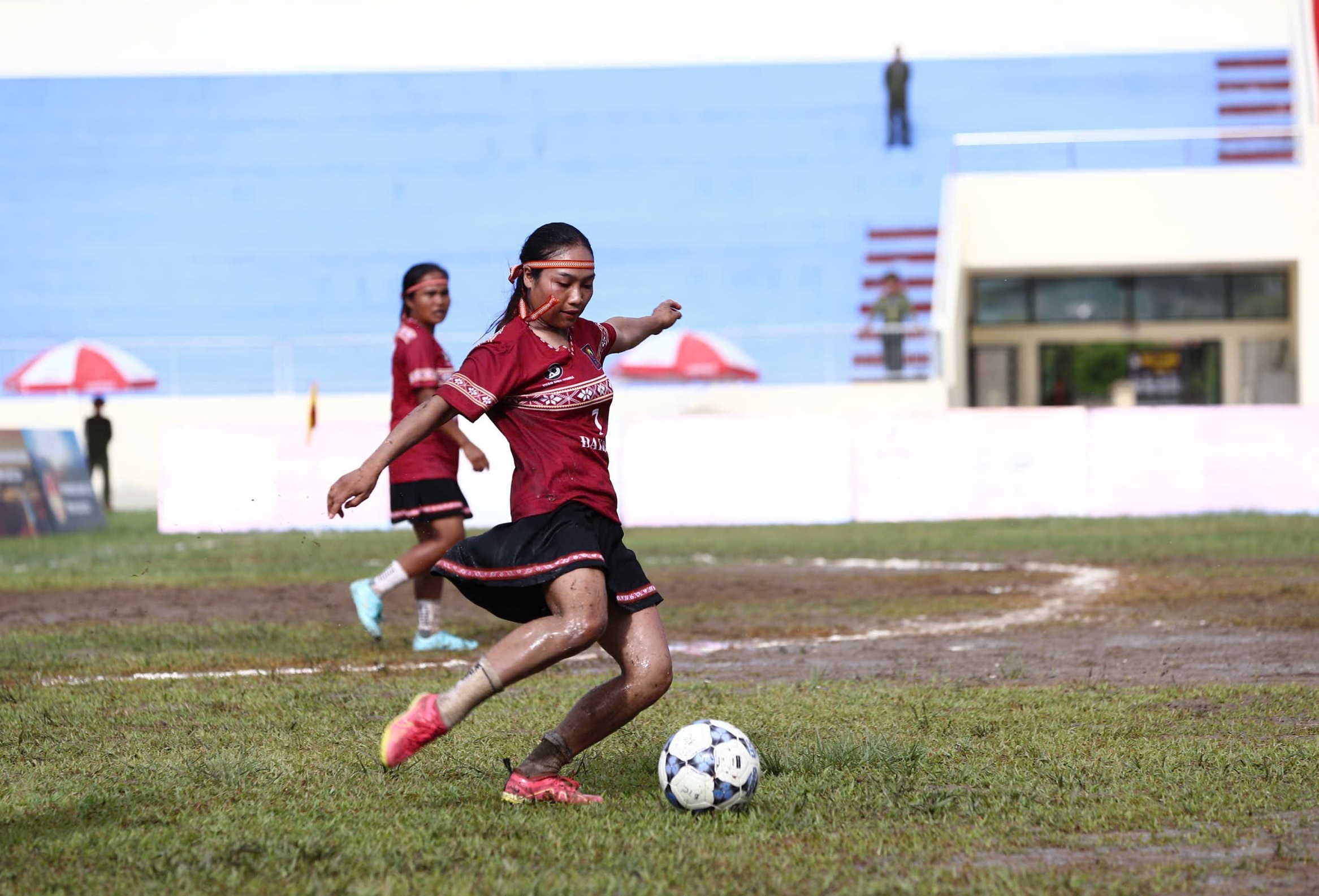Khoảnh khắc ấn tượng tại B&aacute;n kết Giải B&oacute;ng đ&aacute; nữ c&aacute;c d&acirc;n tộc thiểu số VTV Cup 2026- Ảnh 1.