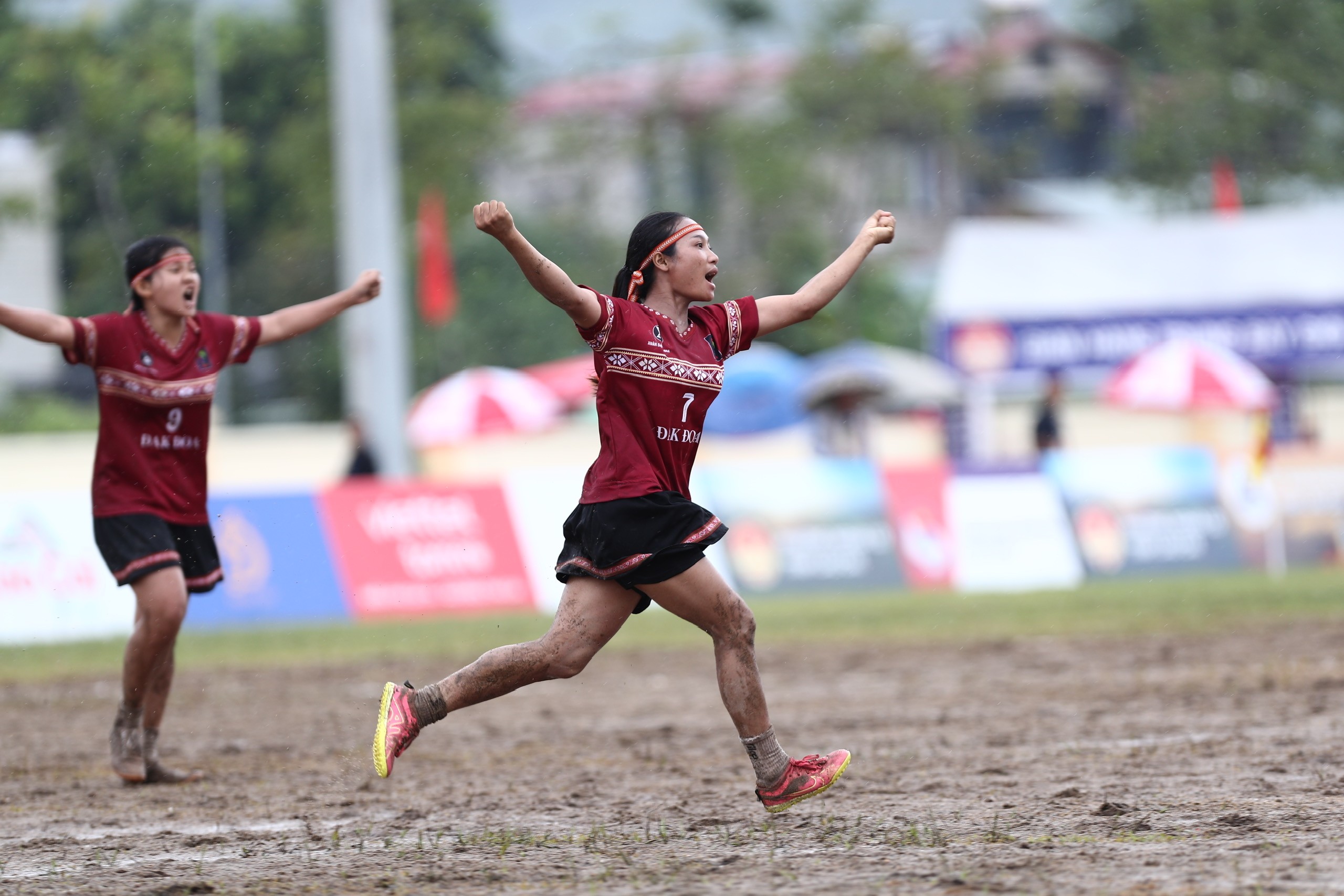 Khoảnh khắc ấn tượng tại B&aacute;n kết Giải B&oacute;ng đ&aacute; nữ c&aacute;c d&acirc;n tộc thiểu số VTV Cup 2026- Ảnh 6.
