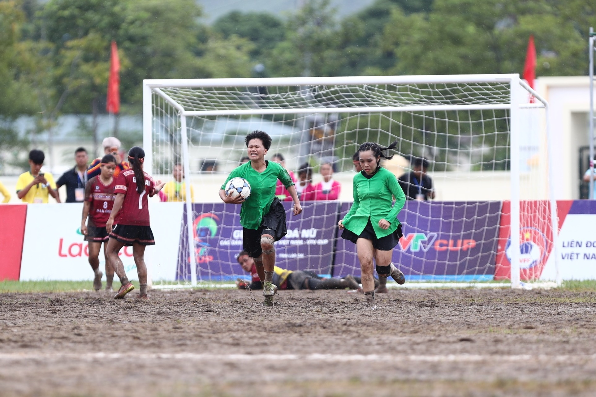 Khoảnh khắc ấn tượng tại B&aacute;n kết Giải B&oacute;ng đ&aacute; nữ c&aacute;c d&acirc;n tộc thiểu số VTV Cup 2026- Ảnh 5.