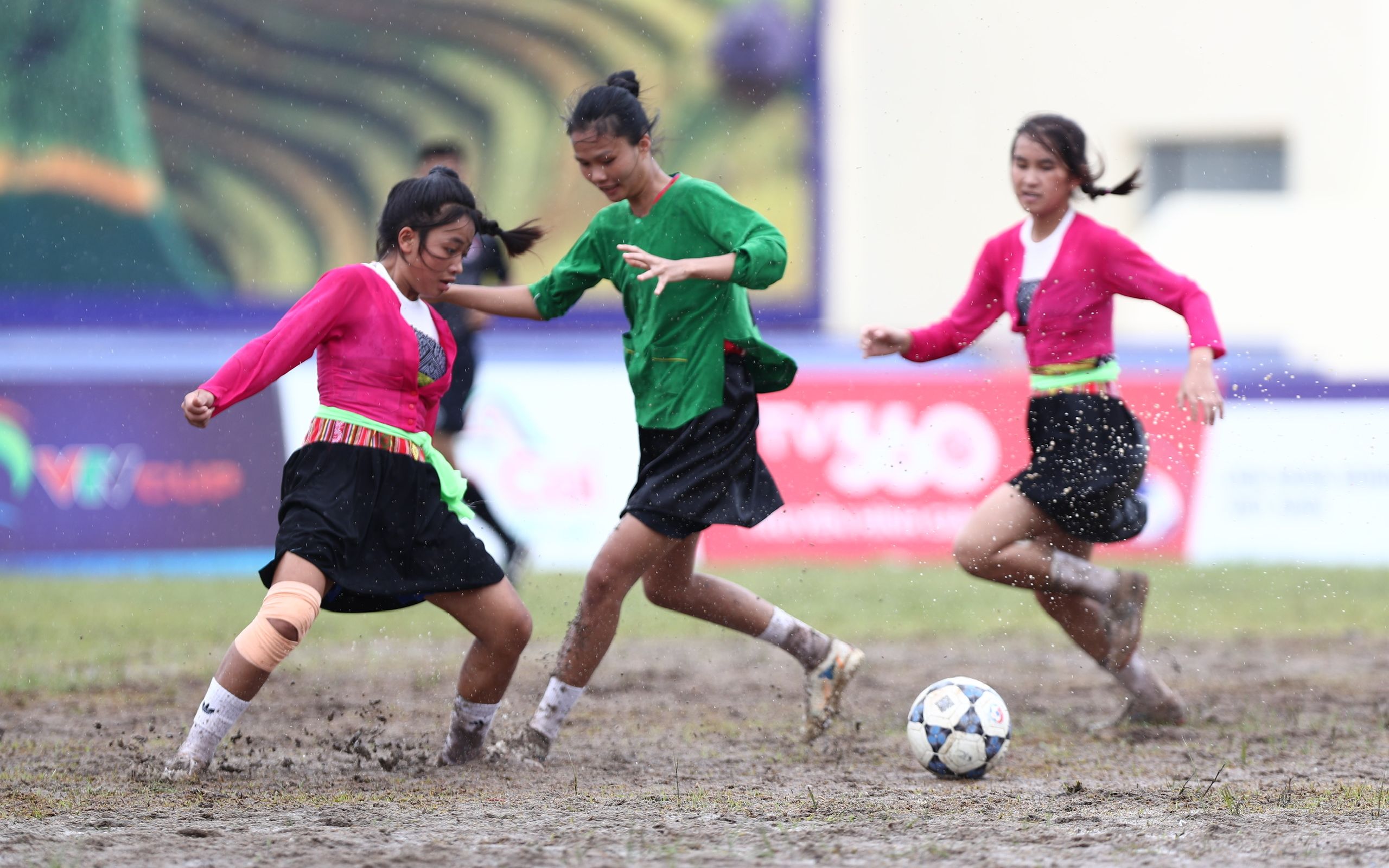 Hai mẹ con c&ugrave;ng thi đấu Giải B&oacute;ng đ&aacute; nữ c&aacute;c d&acirc;n tộc thiểu số - VTV Cup- Ảnh 5.