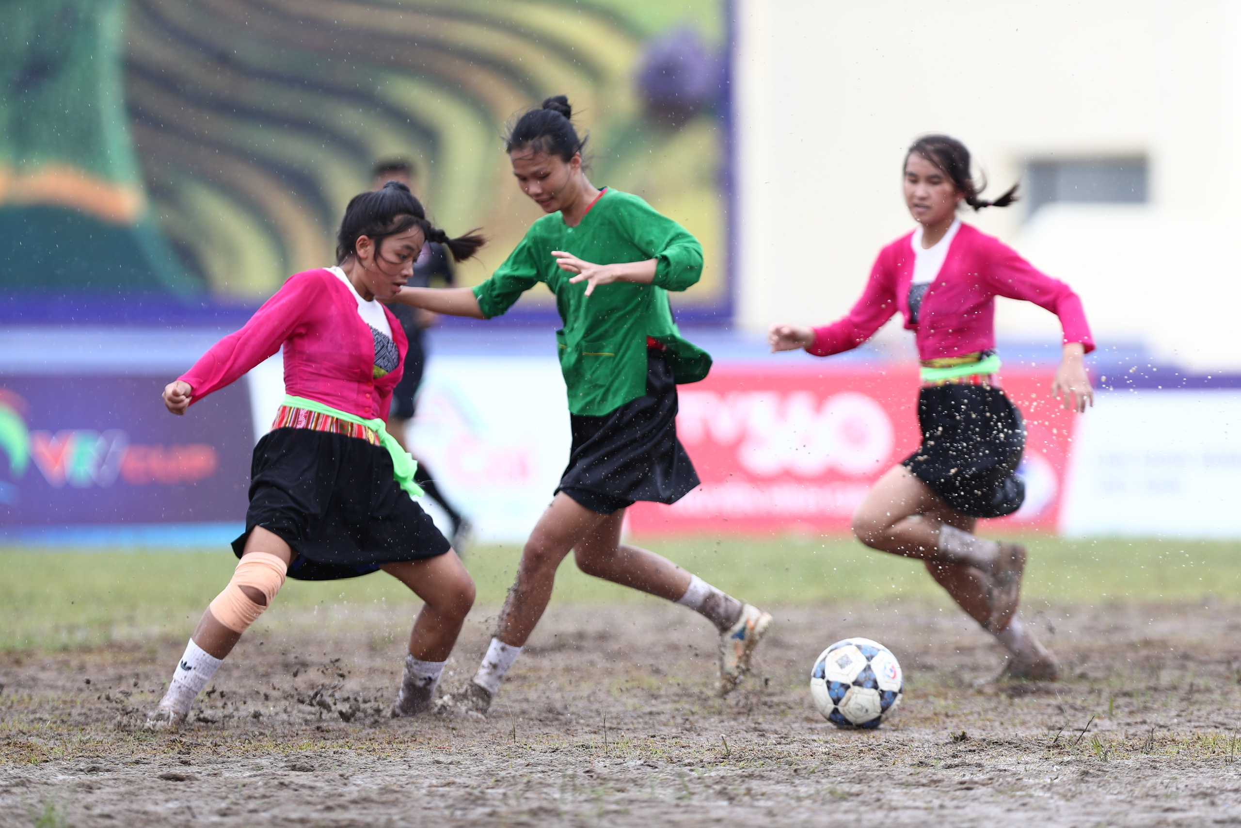 Khoảnh khắc ấn tượng tại B&aacute;n kết Giải B&oacute;ng đ&aacute; nữ c&aacute;c d&acirc;n tộc thiểu số VTV Cup 2026- Ảnh 9.