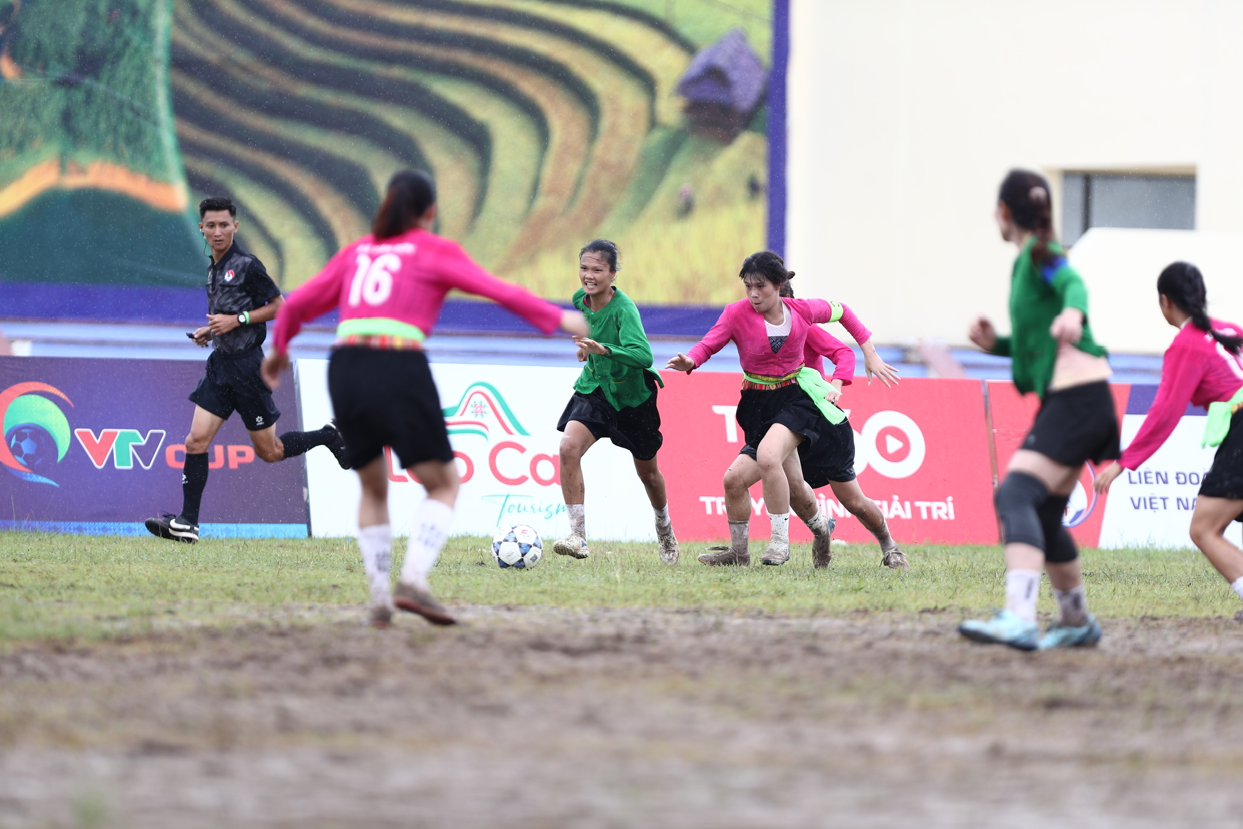 Khoảnh khắc ấn tượng tại B&aacute;n kết Giải B&oacute;ng đ&aacute; nữ c&aacute;c d&acirc;n tộc thiểu số VTV Cup 2026- Ảnh 11.